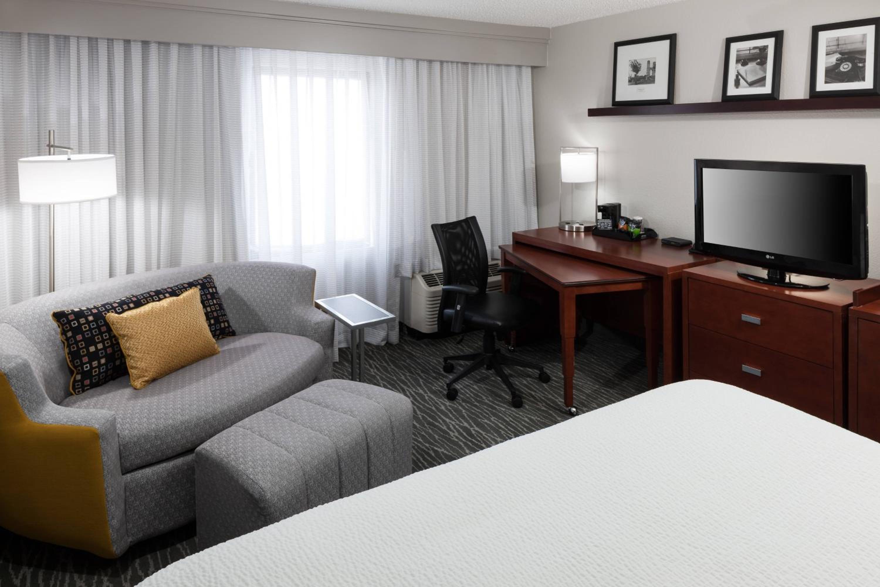 King Room with Sofa Bed - Photo 1
