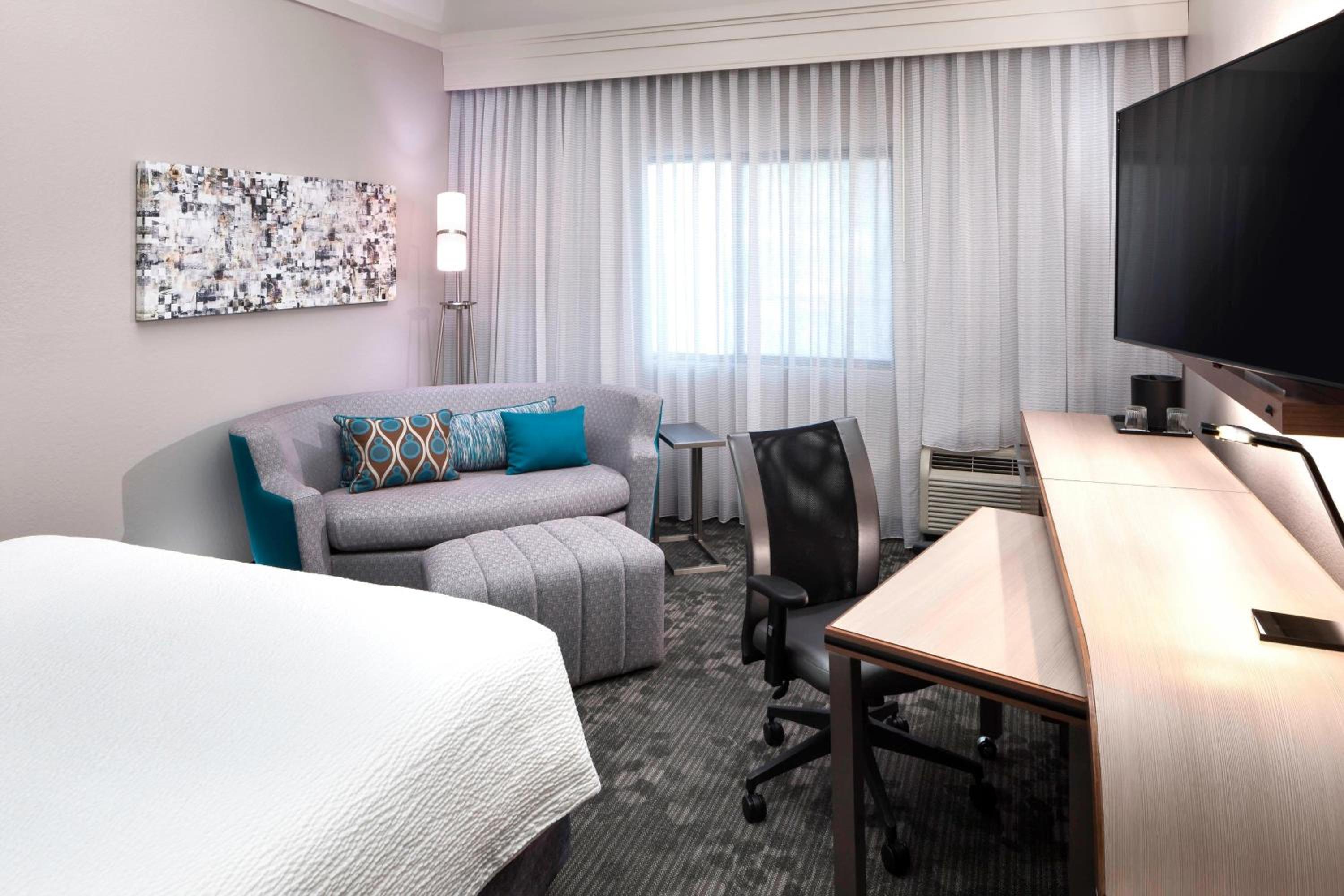King Room with Sofa Bed - Photo 2