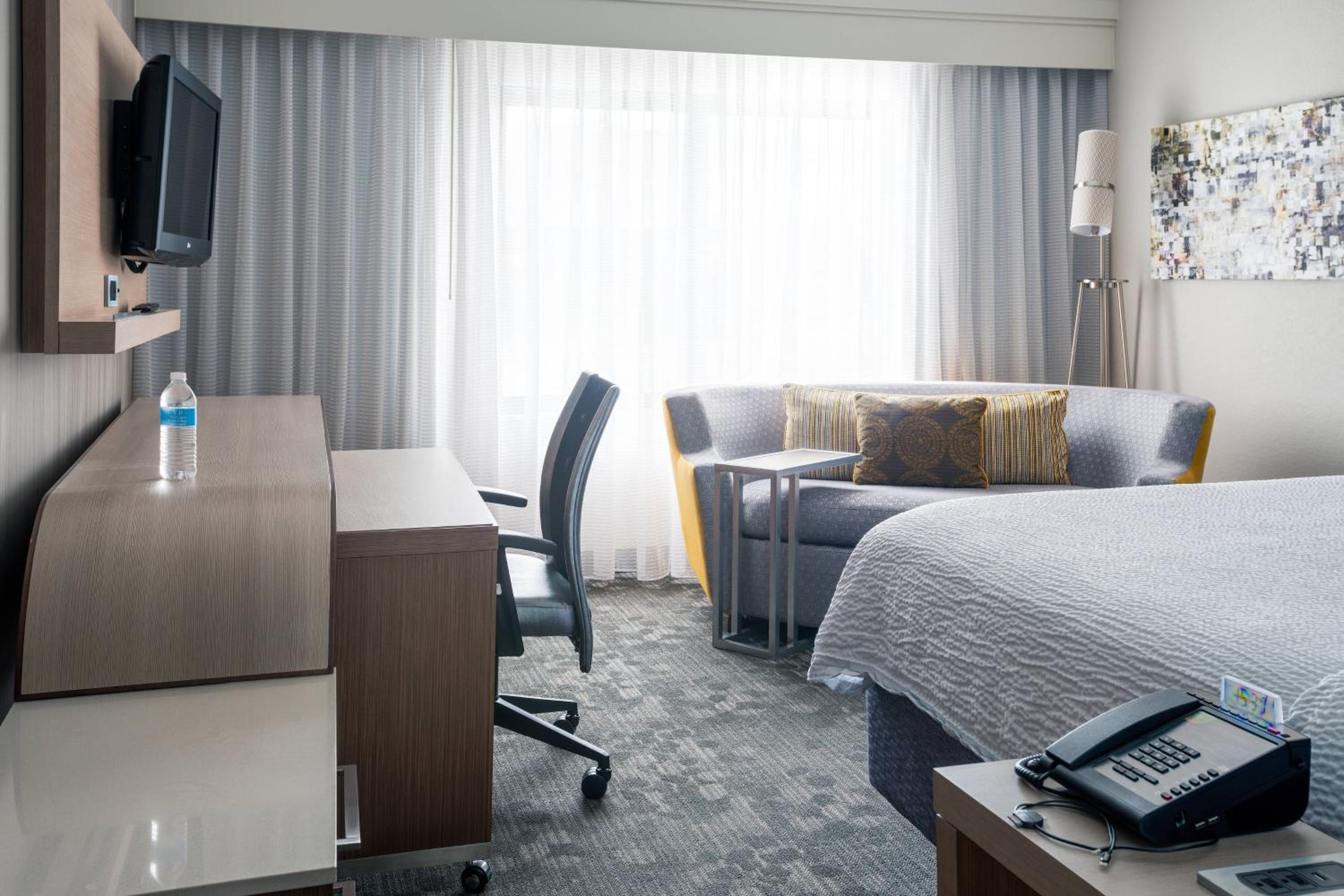 King Room with Sofa Bed - Photo 1