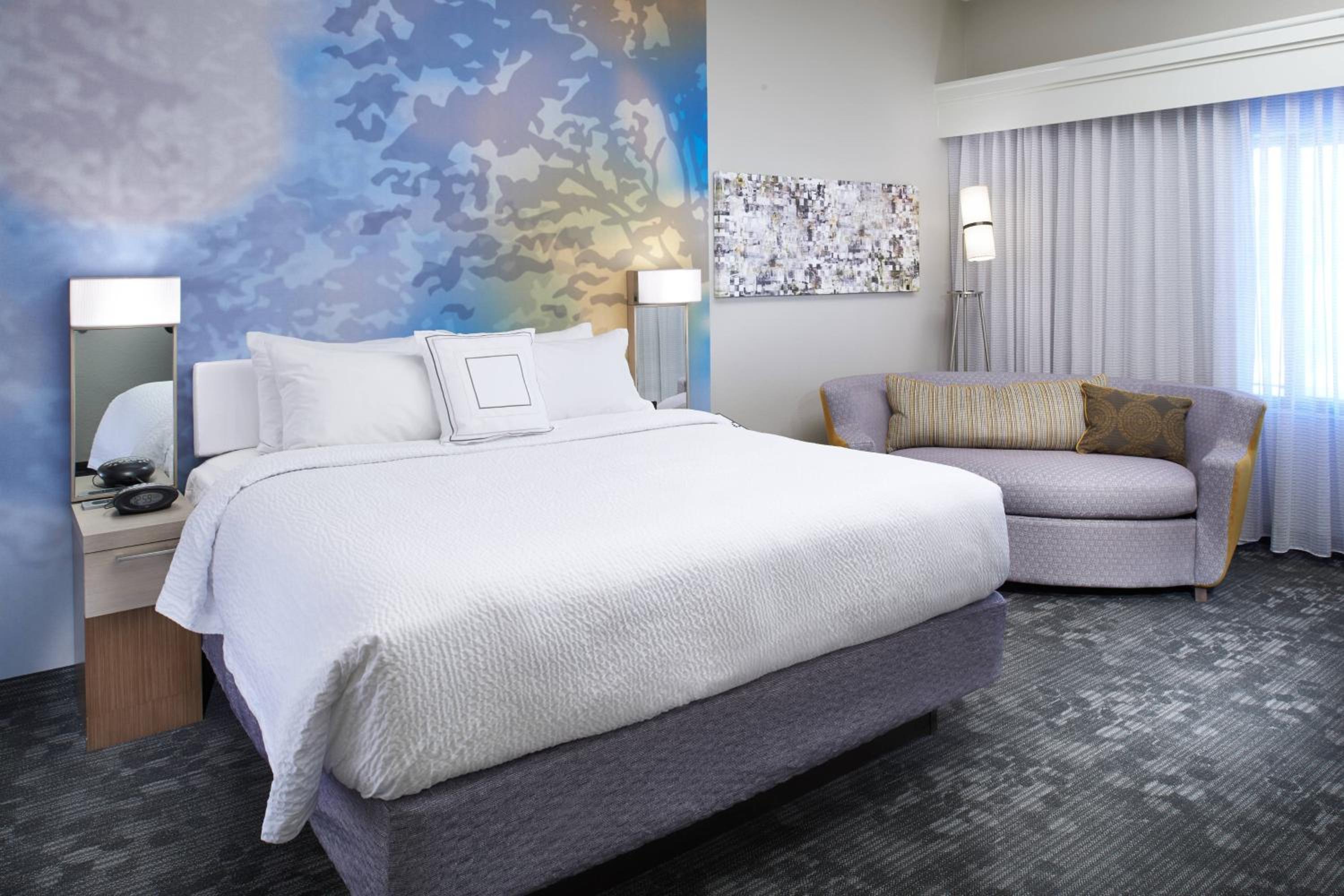 King Room with Sofa Bed - Photo 4