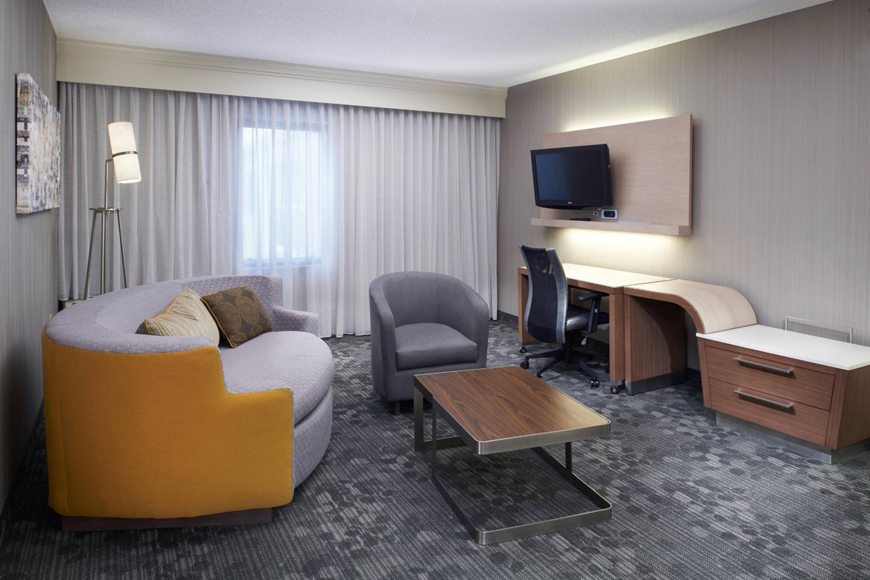 1 Bedroom Suite, 1 King, Sofa bed - Photo 4