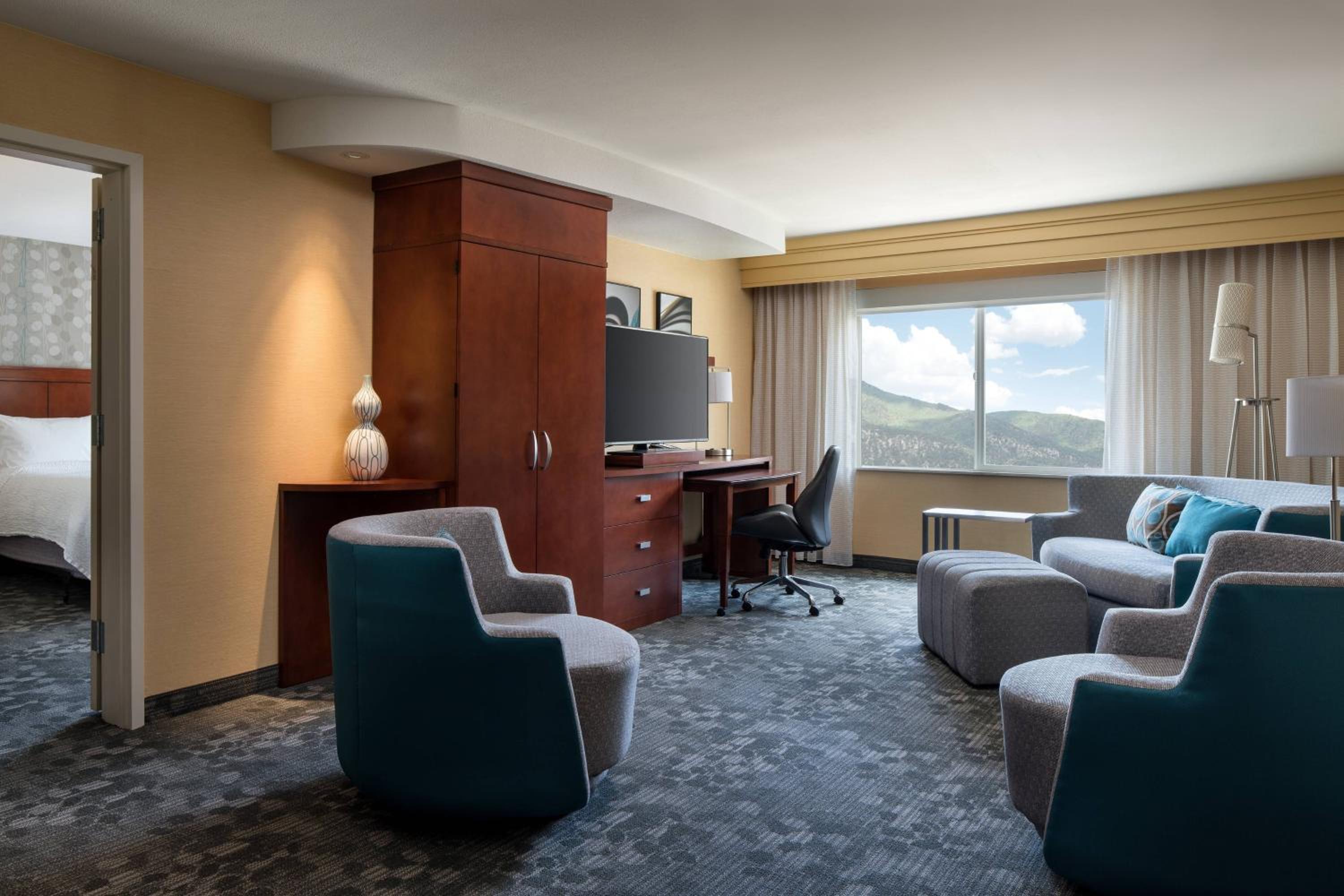 One-Bedroom King Suite - Mountain View - Photo 2