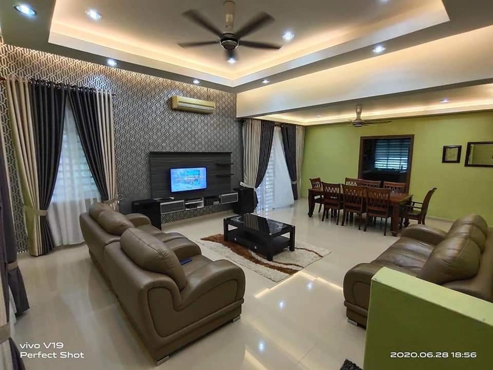 Three-Bedroom House photo 3