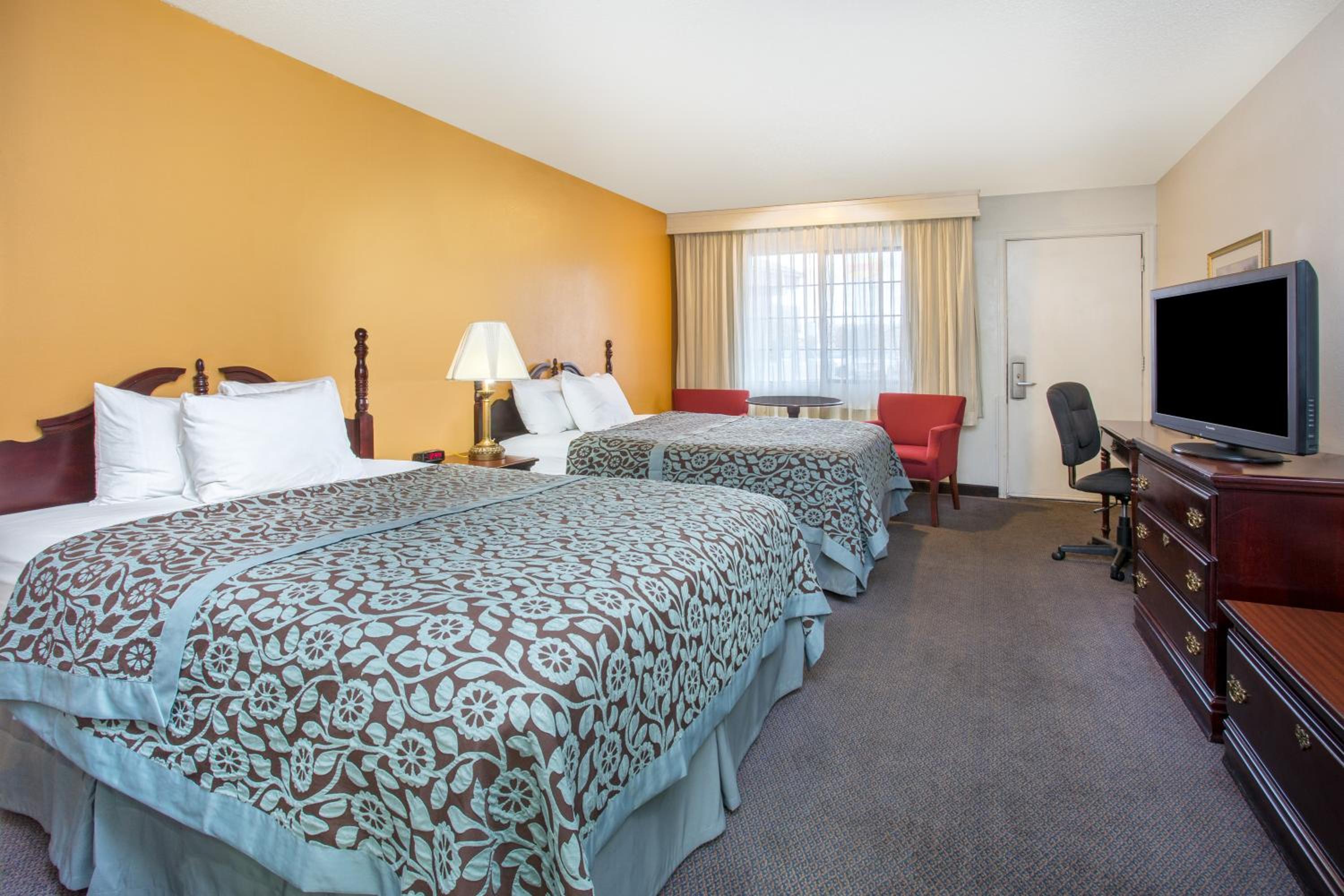 Queen Room with Two Queen Beds - Non-Smoking - Photo 3