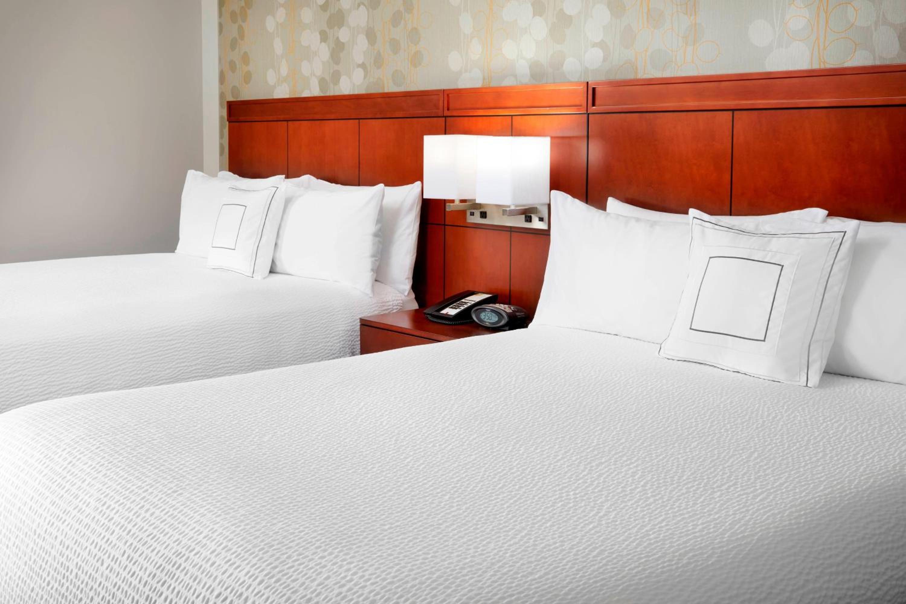 Queen Room with Two Queen Beds - Photo 4