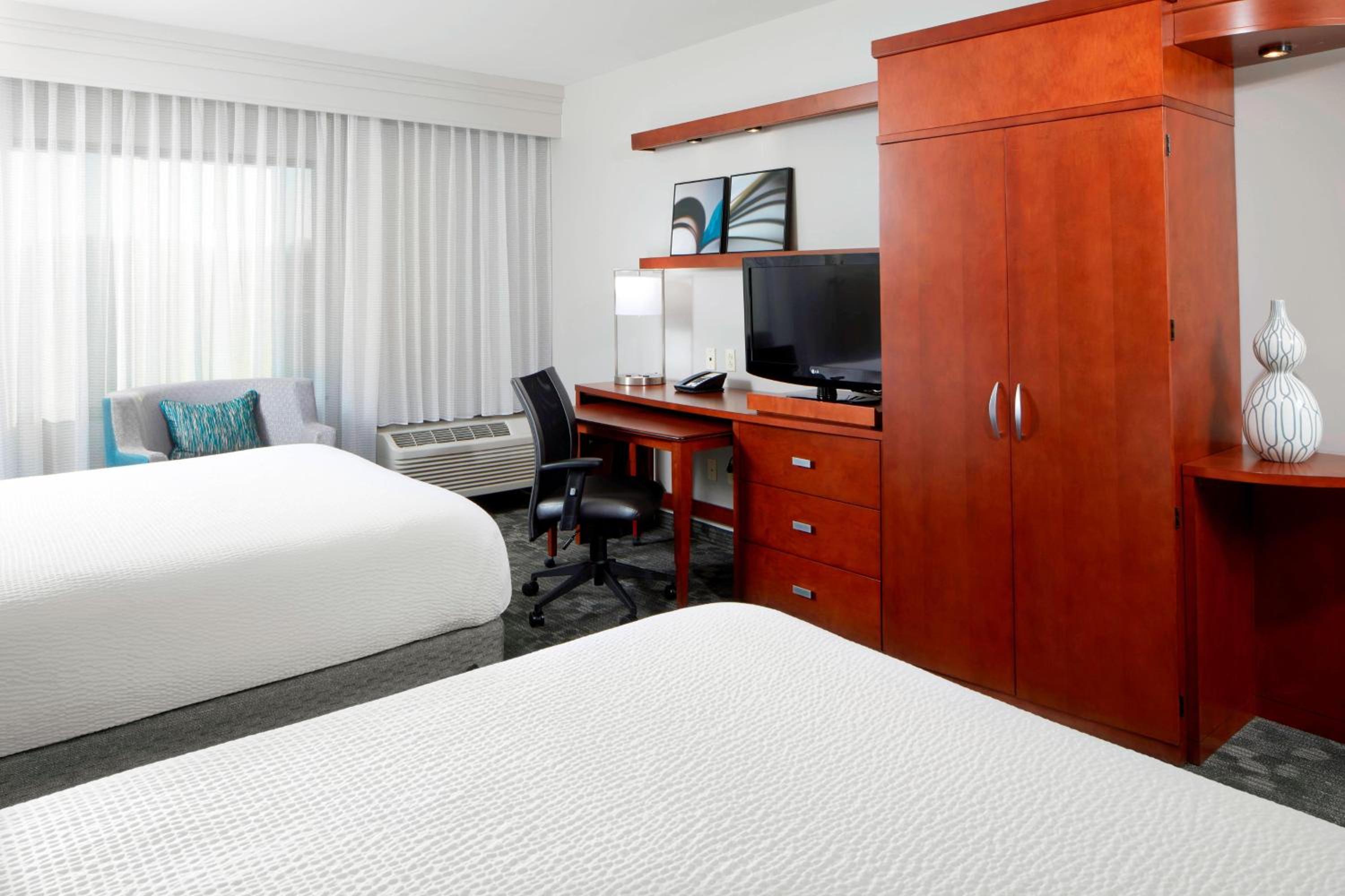 Queen Room with Two Queen Beds - Photo 1