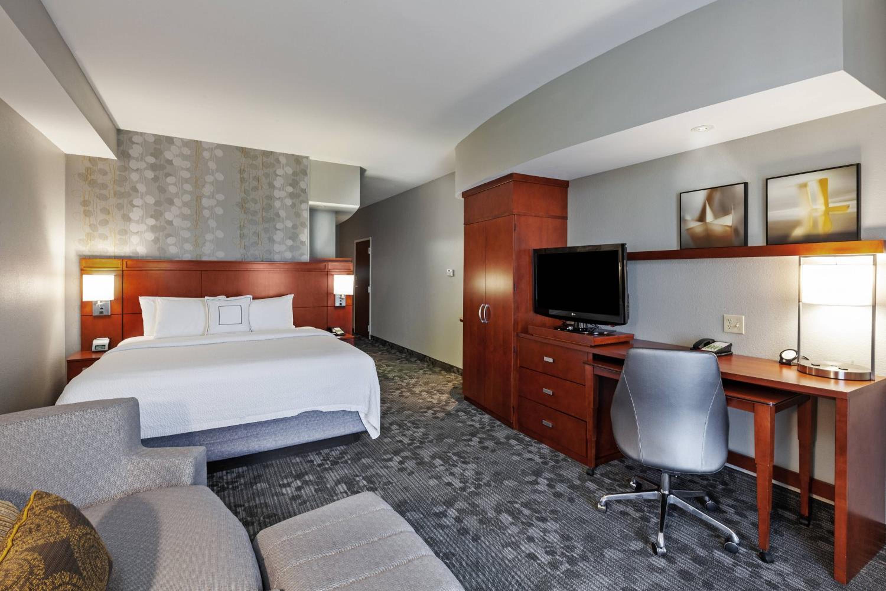 Premium King, Guest room, 1 King, Sofa bed, Balcony