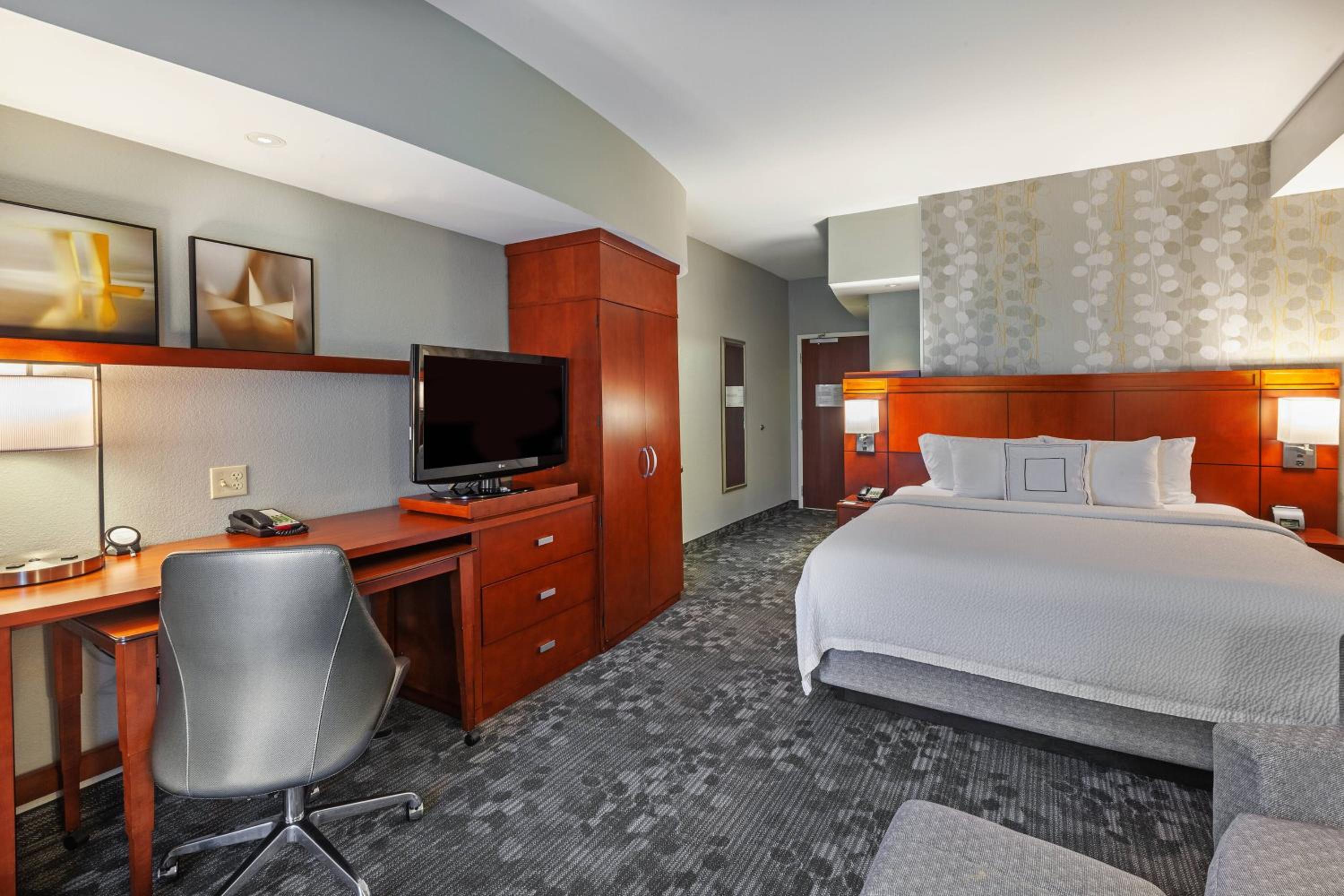 King Room with Sofa Bed and Adapted Tub - Mobility and Hearing Accessible - Photo 2