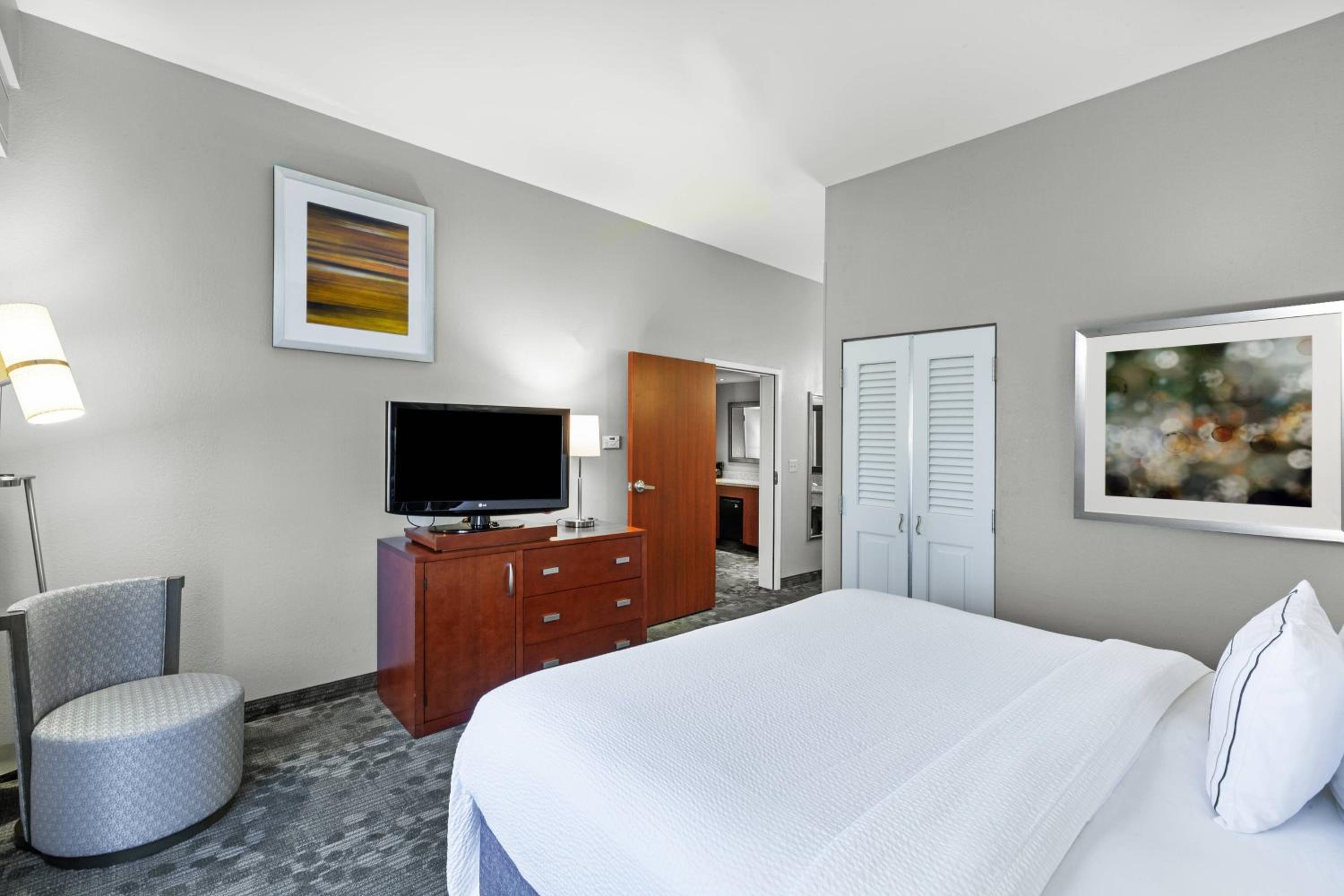 One-Bedroom King Suite with Sofa Bed - Photo 4