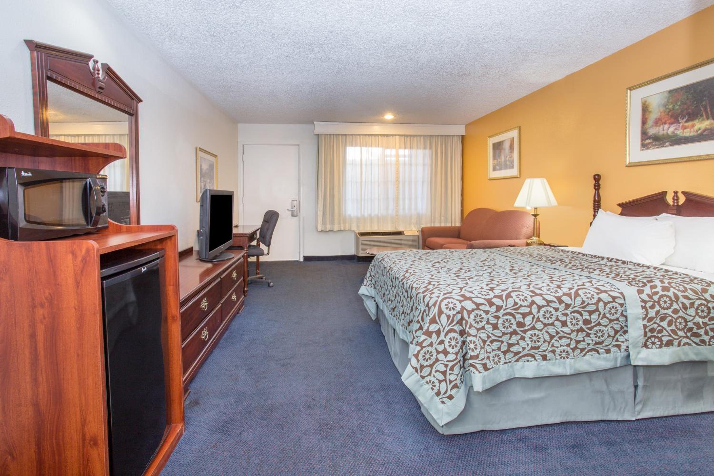 Queen Room - Non-Smoking - Photo 3