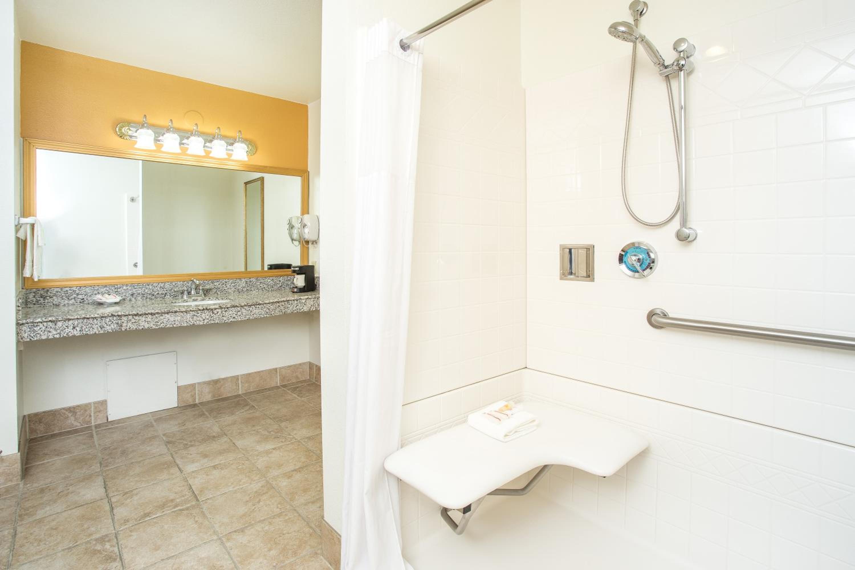 Queen Room - Disability Access - Non-Smoking - Photo 3
