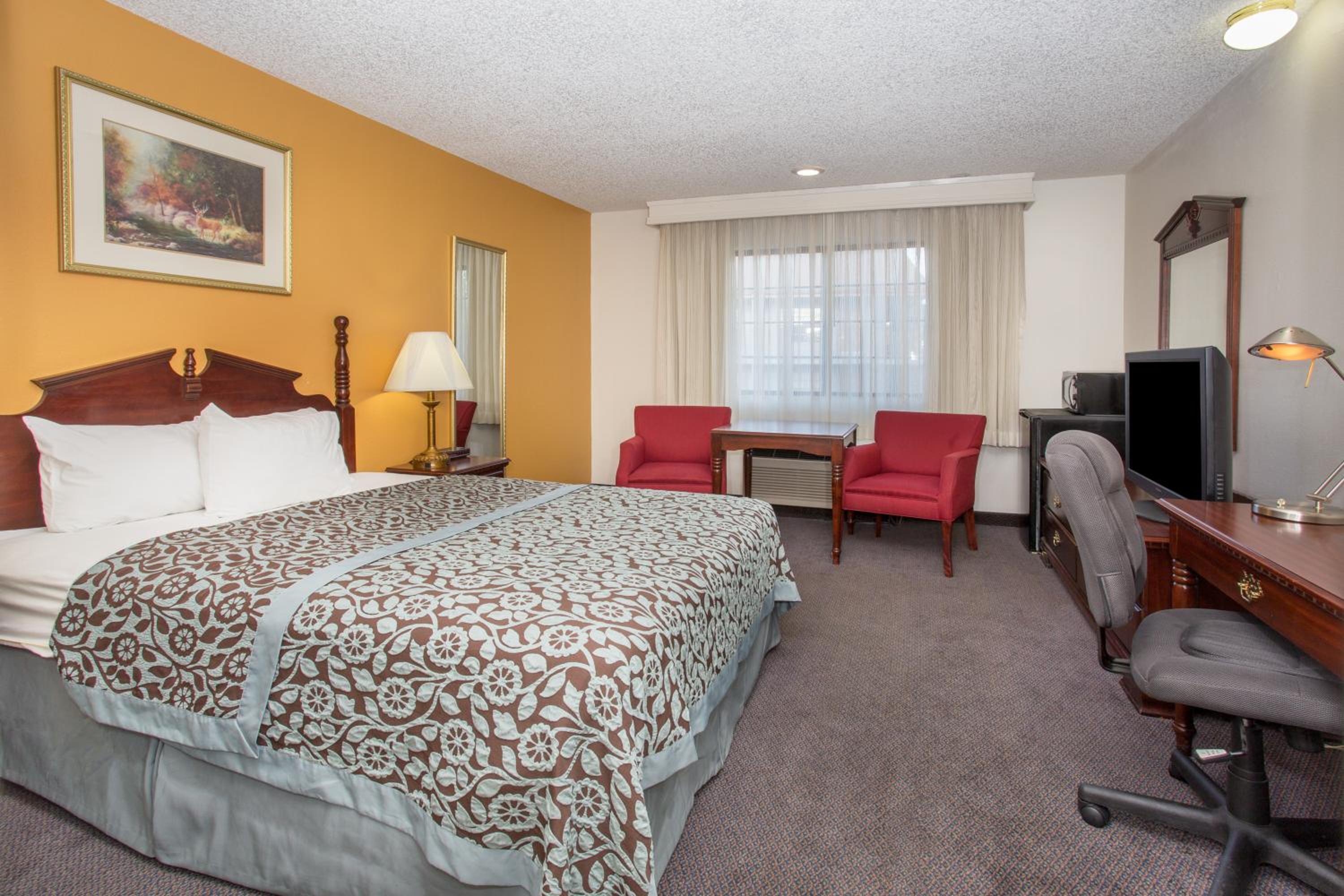 Deluxe Queen Room - Non-Smoking - Photo 4