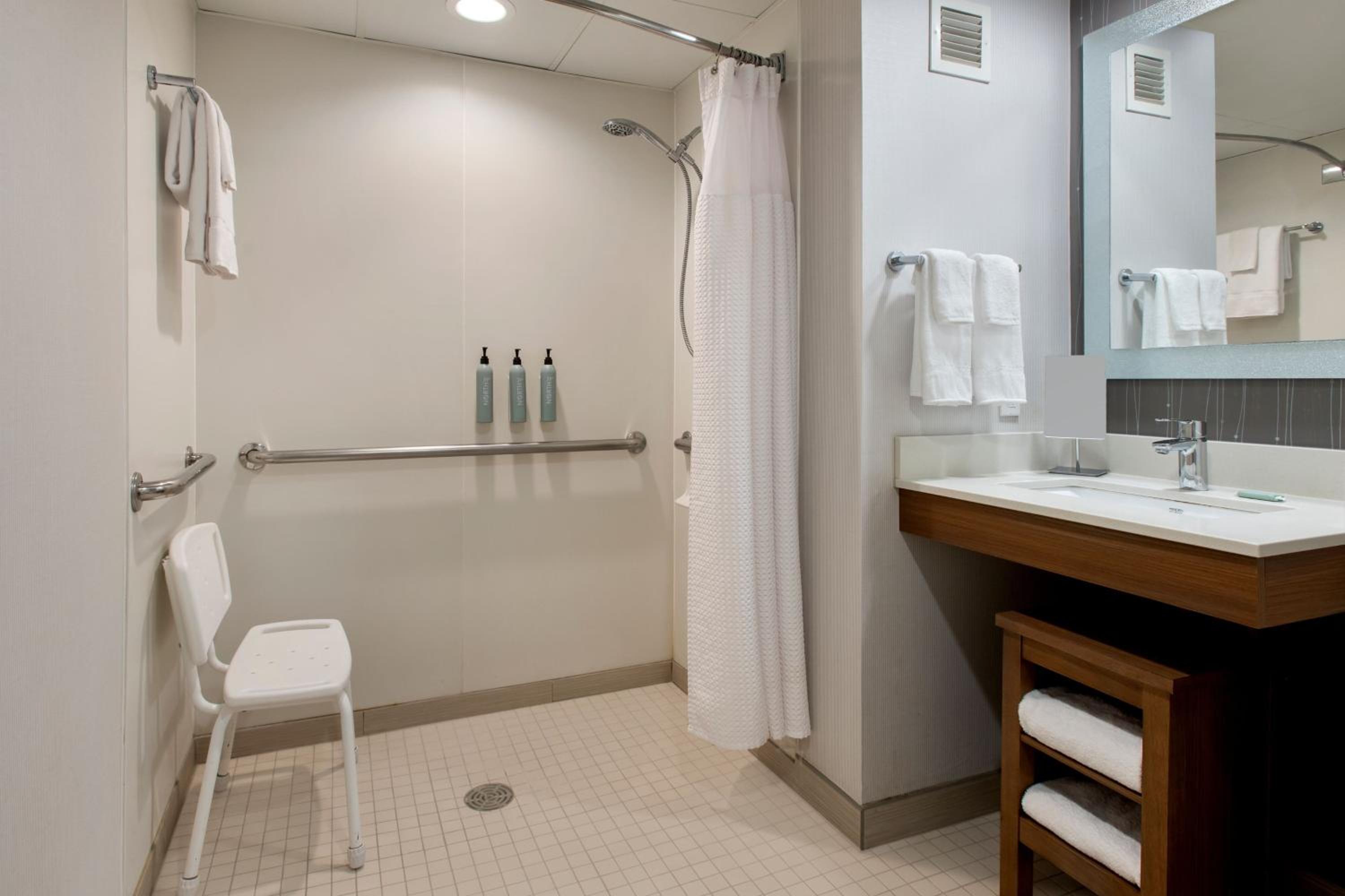 Accessible, Guest room, 1 Queen - Photo 2