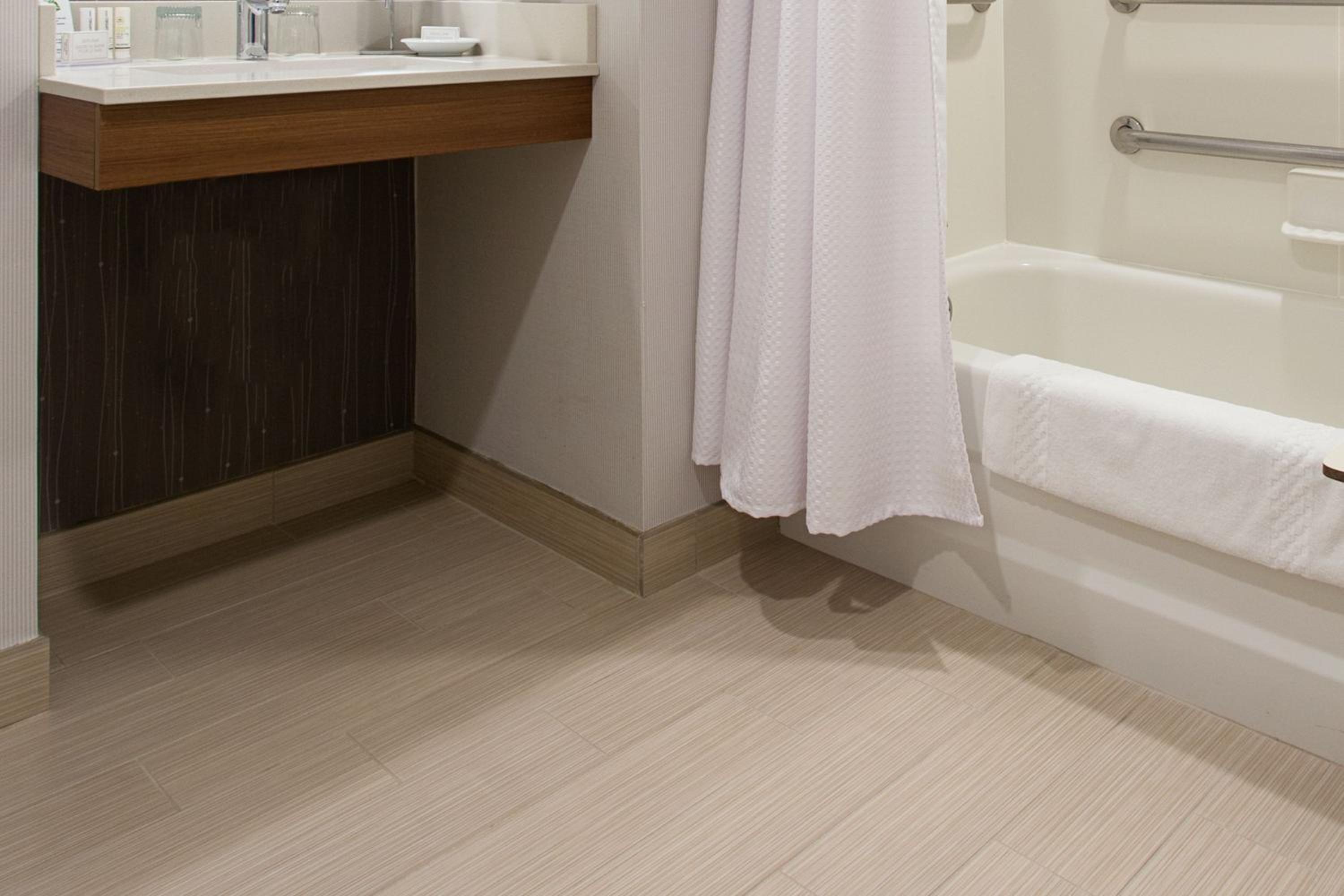 Accessible, Guest room, 1 Queen - Photo 8