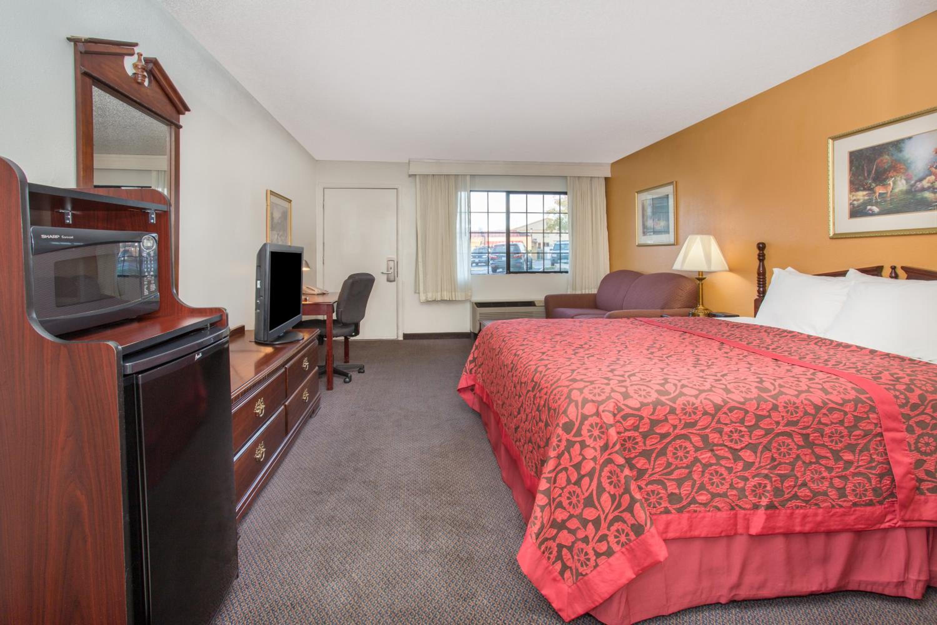 King Room - Non-Smoking - Photo 2