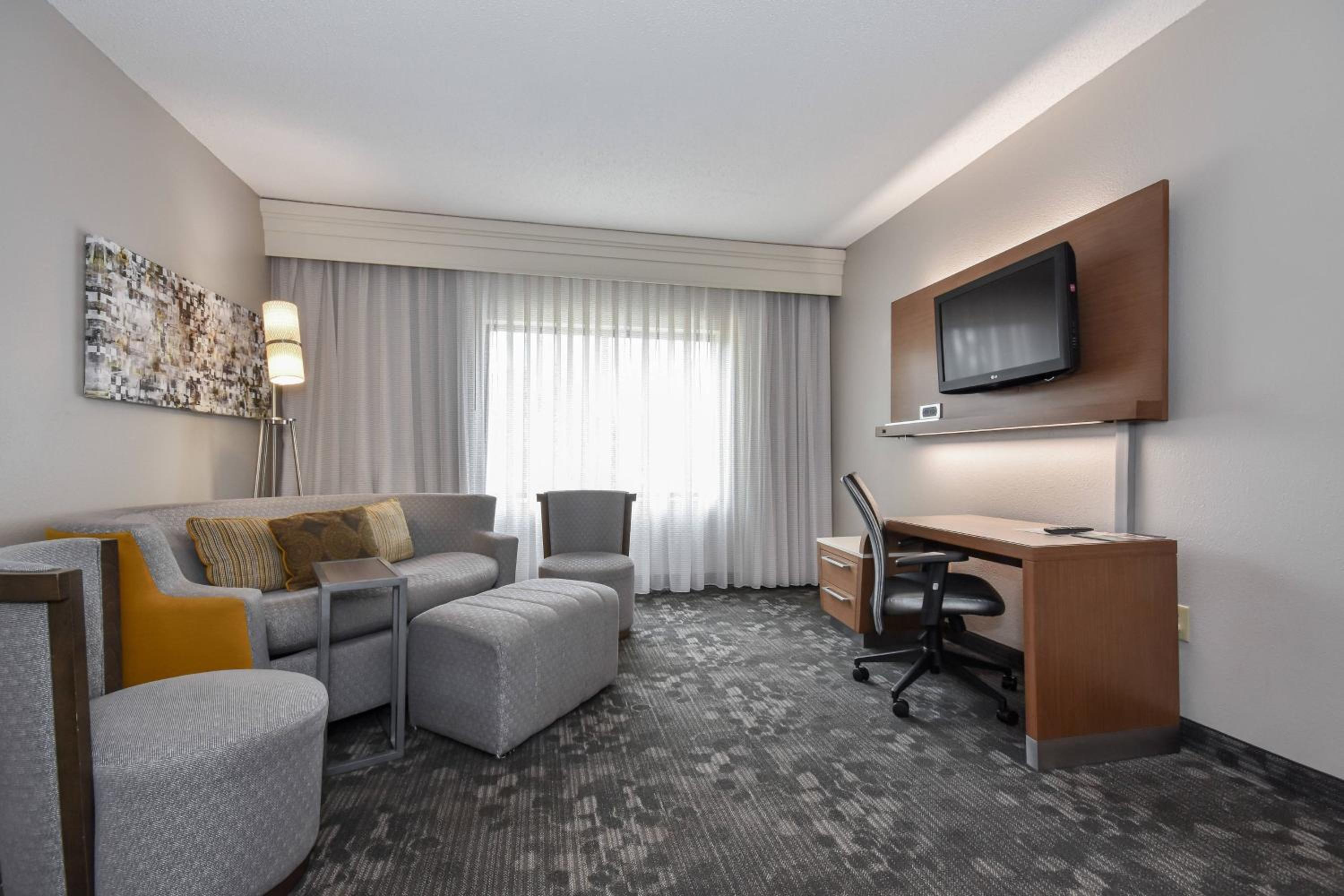 One-Bedroom King Suite - Photo 7