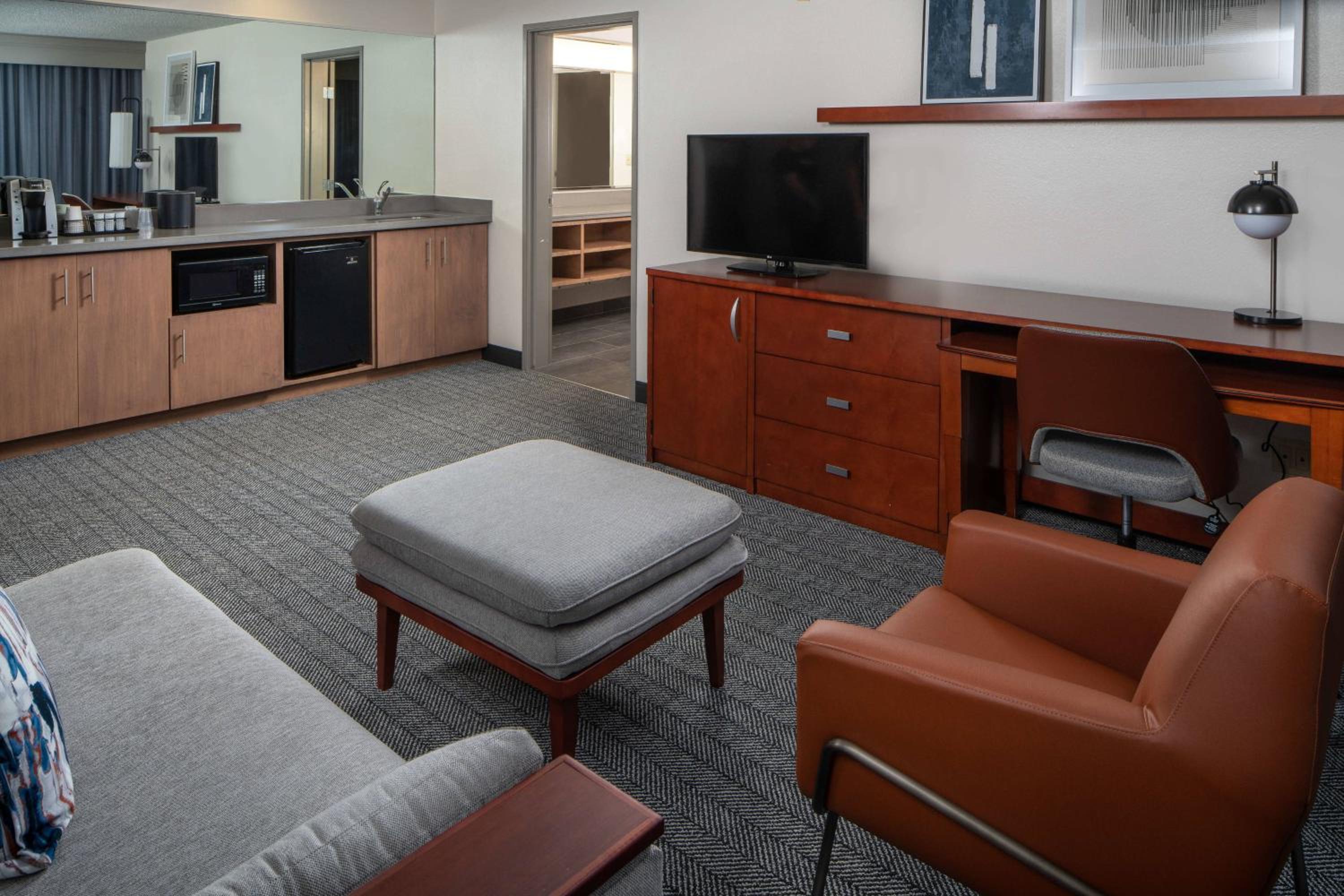 One-Bedroom King Suite - Photo 4