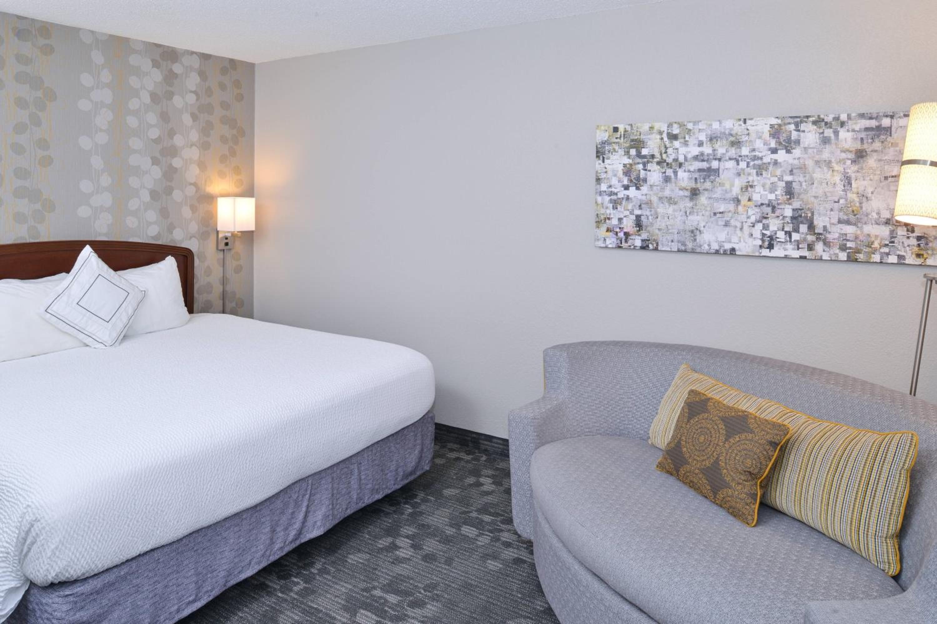 King Room with Roll-In Shower - Mobility Access/Hearing Accessible - Photo 3