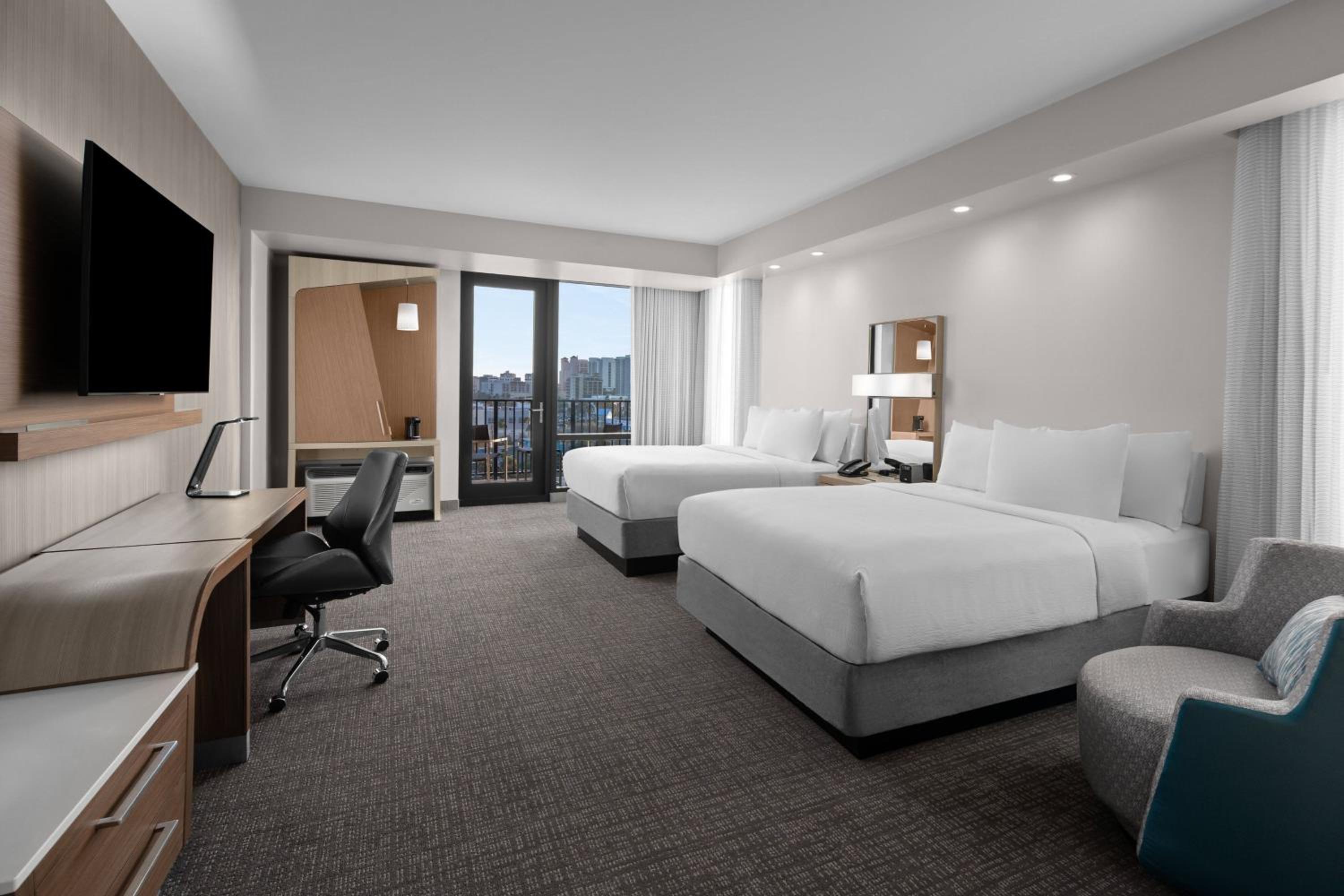 Studio Suite with Two Queen Beds and Pool View - Photo 4