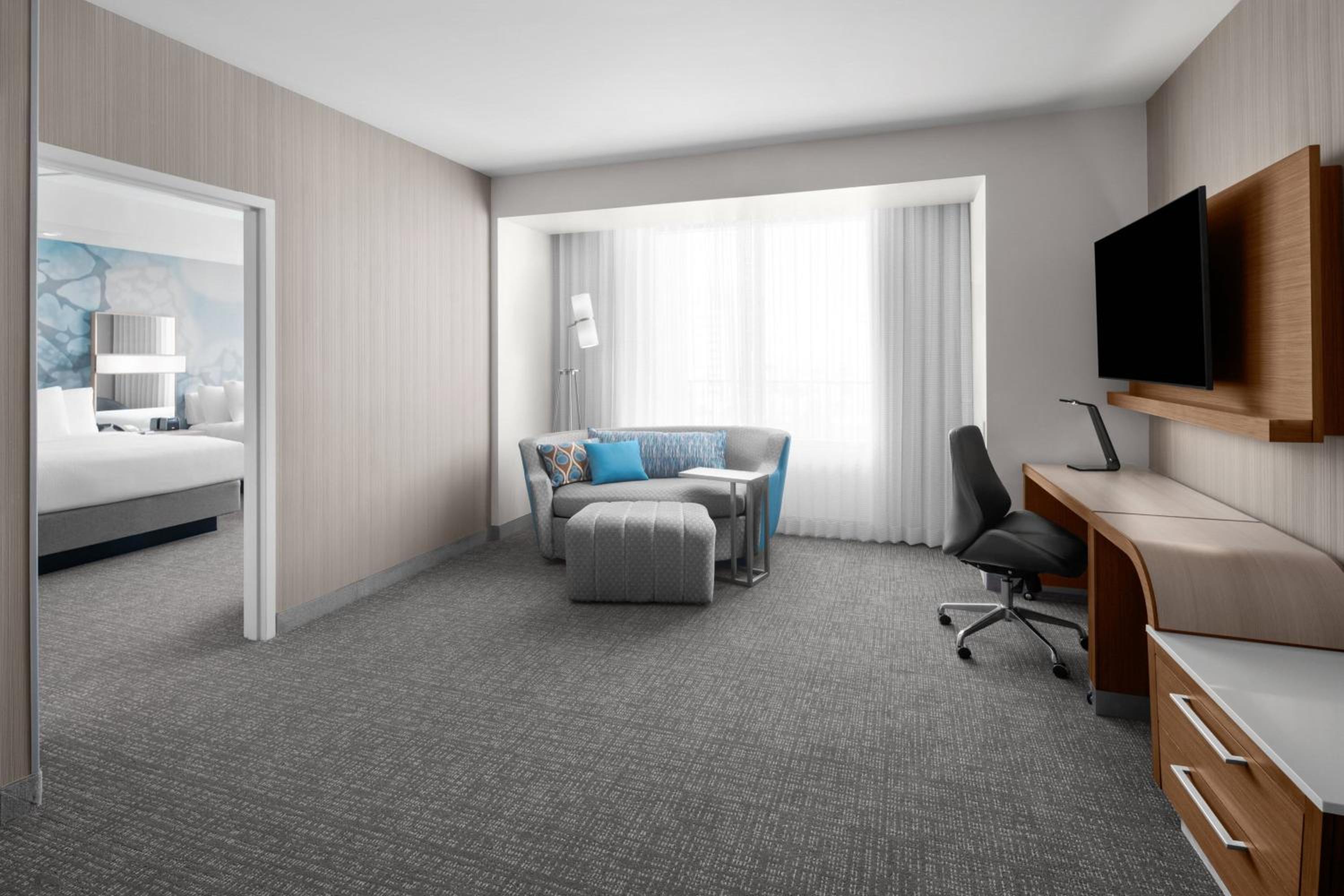 1 Bedroom Suite with 2 Queen beds, 1 sofa bed - Photo 4