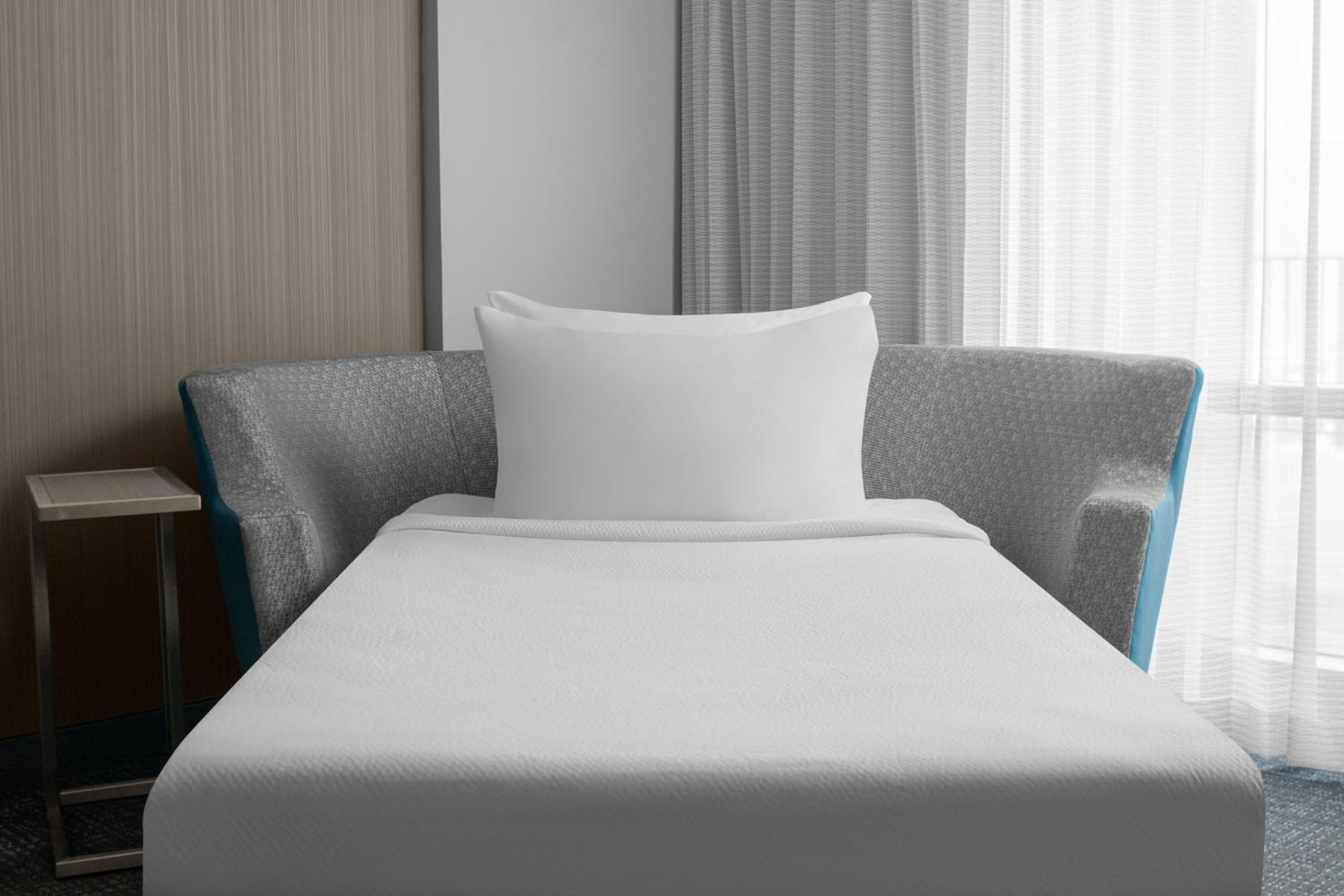 1 Bedroom Suite with 2 Queen Bed, Sofa bed, Balcony - Photo 4