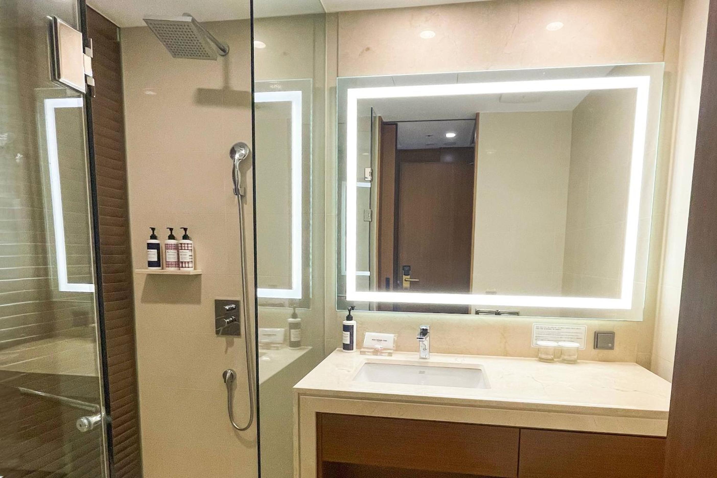 [TWOTWO PKG] Balcony Double with access to pool for 2 sessions & Late check out til 2pm