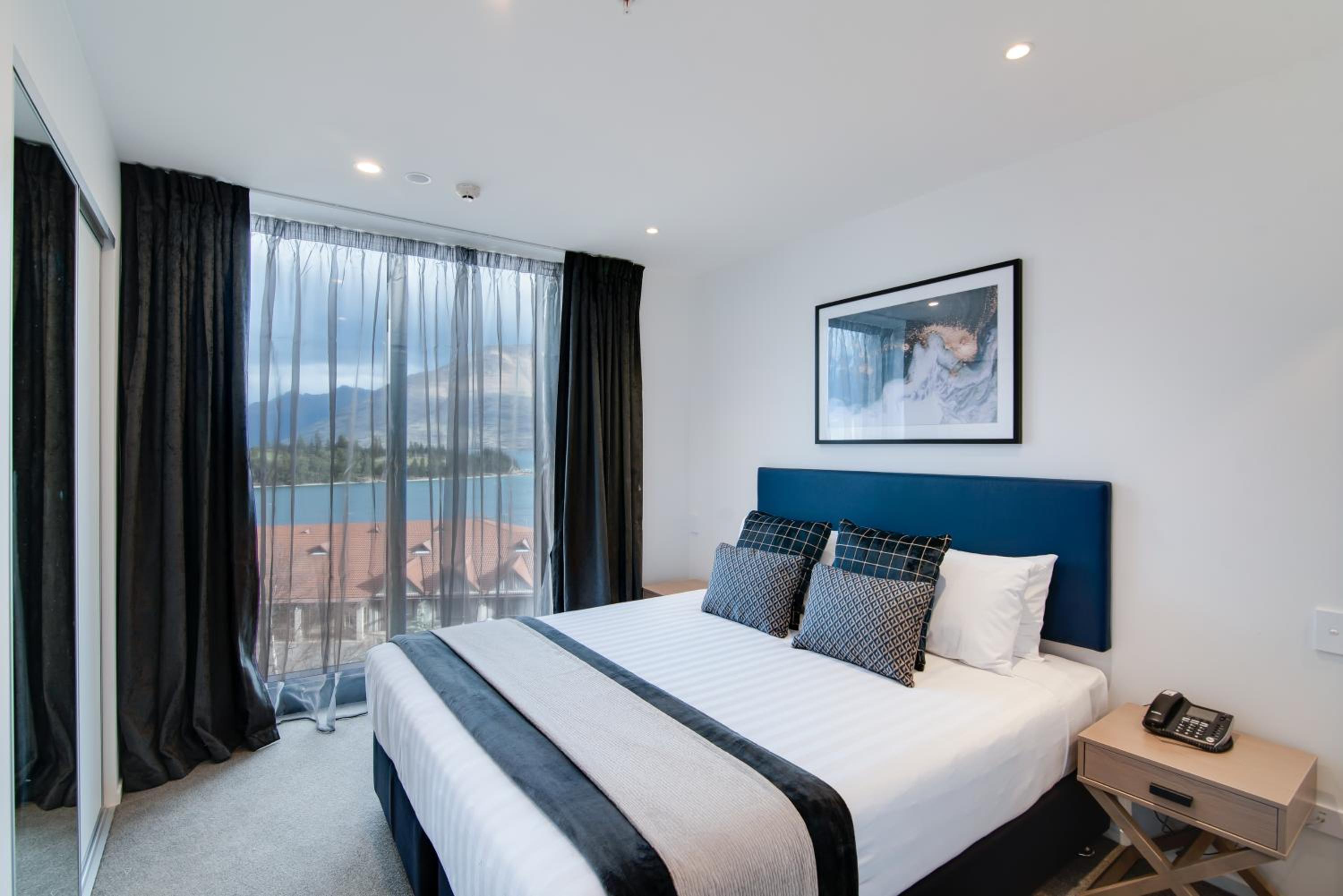 Two-Bedroom Apartment - Lake View