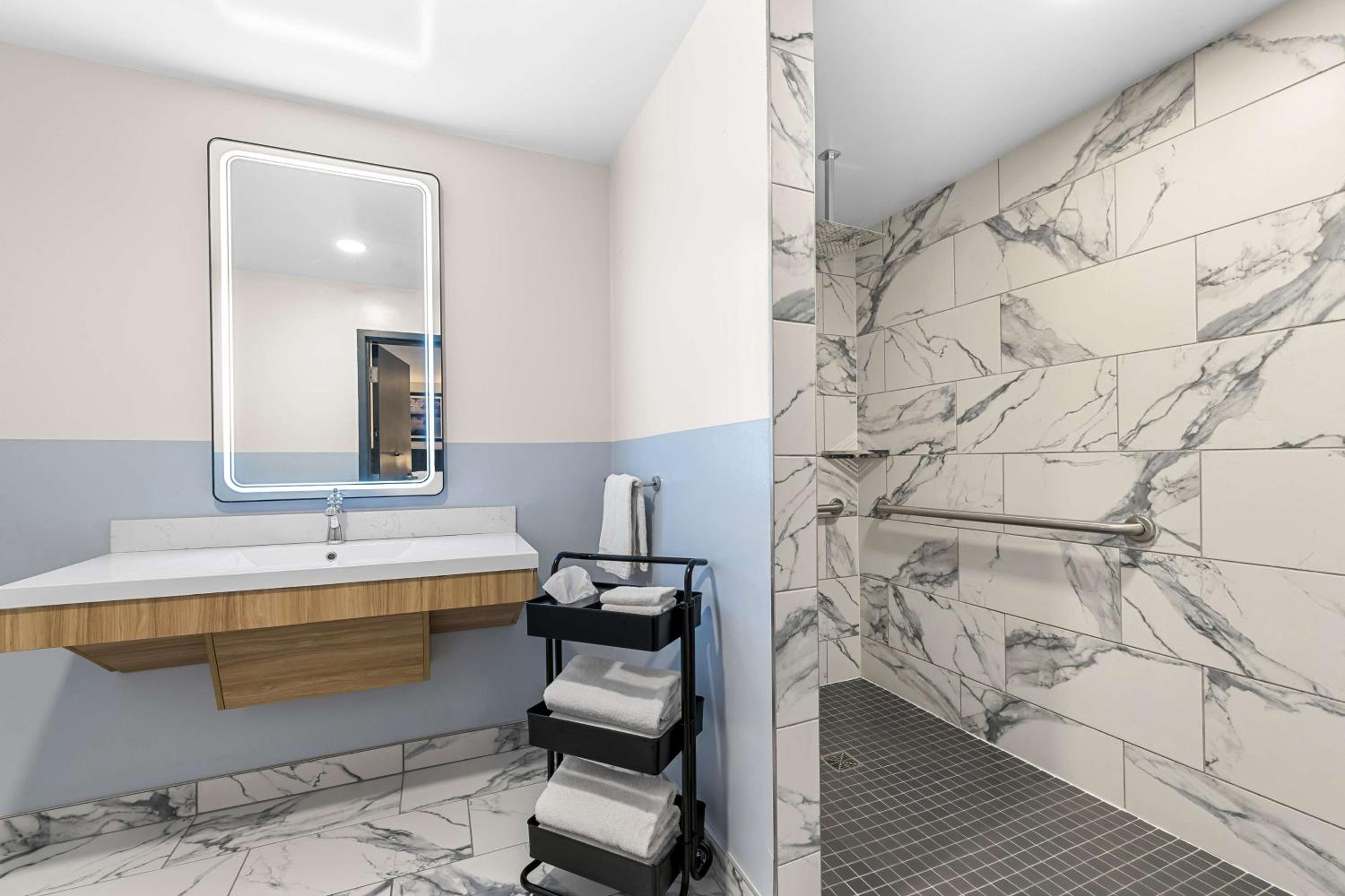 Queen Room with Two Queen Beds and Roll-In Shower - Disability Access/Non-Smoking photo 2