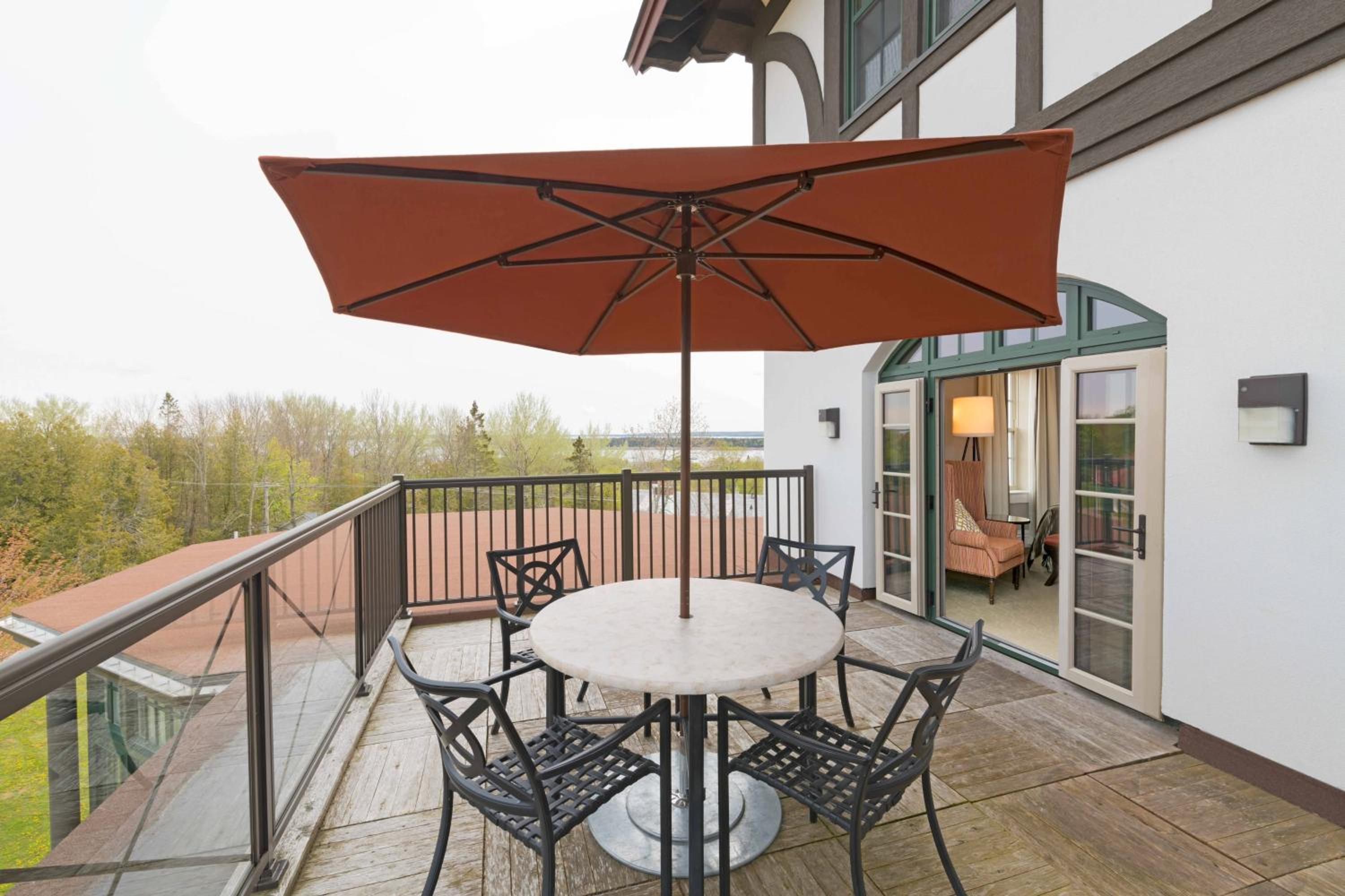 Patio, Guest room, 1 Queen, Garden view, Balcony photo 3