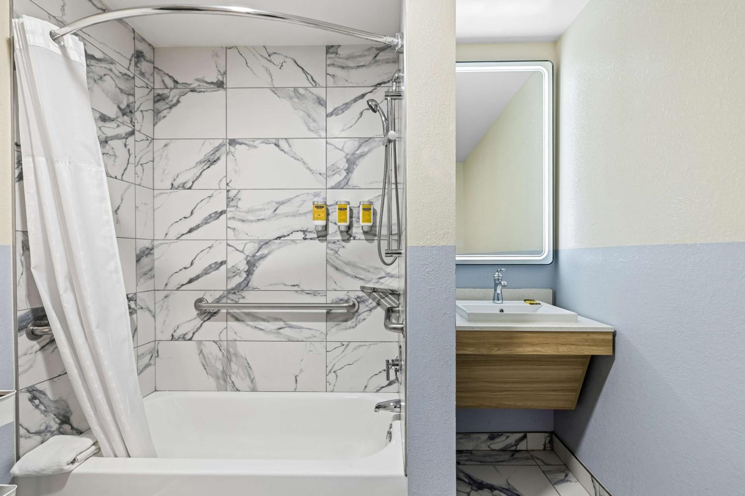 Queen Suite with Two Queen Beds and Bath Tub - Disability Access/Non-Smoking  photo 2