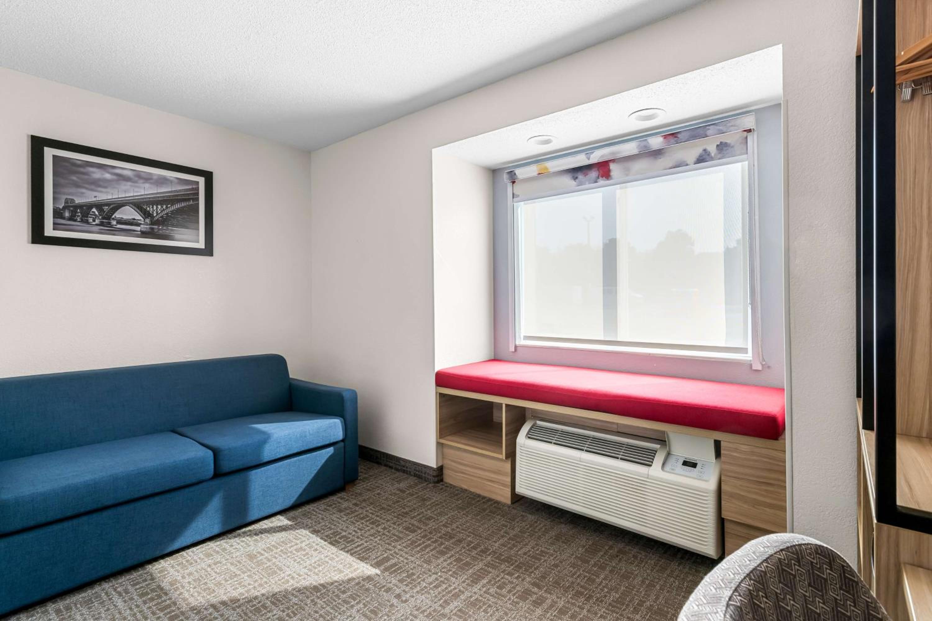 Queen Suite with Sofa Bed - Non-Smoking - Photo 2