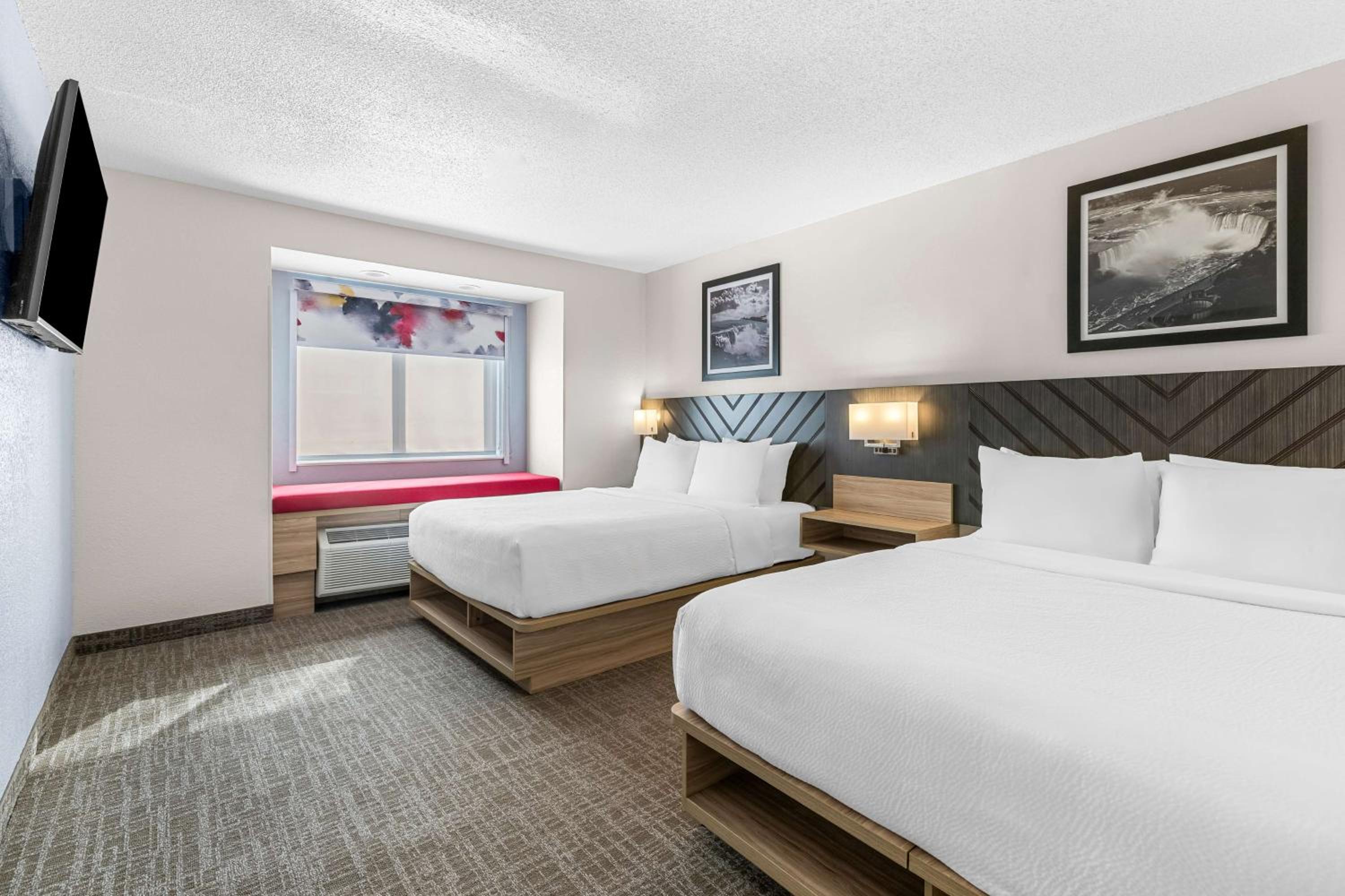 Queen Suite with Two Queen Beds and Sofa Bed - Rain Shower/Non-Smoking - Photo 1