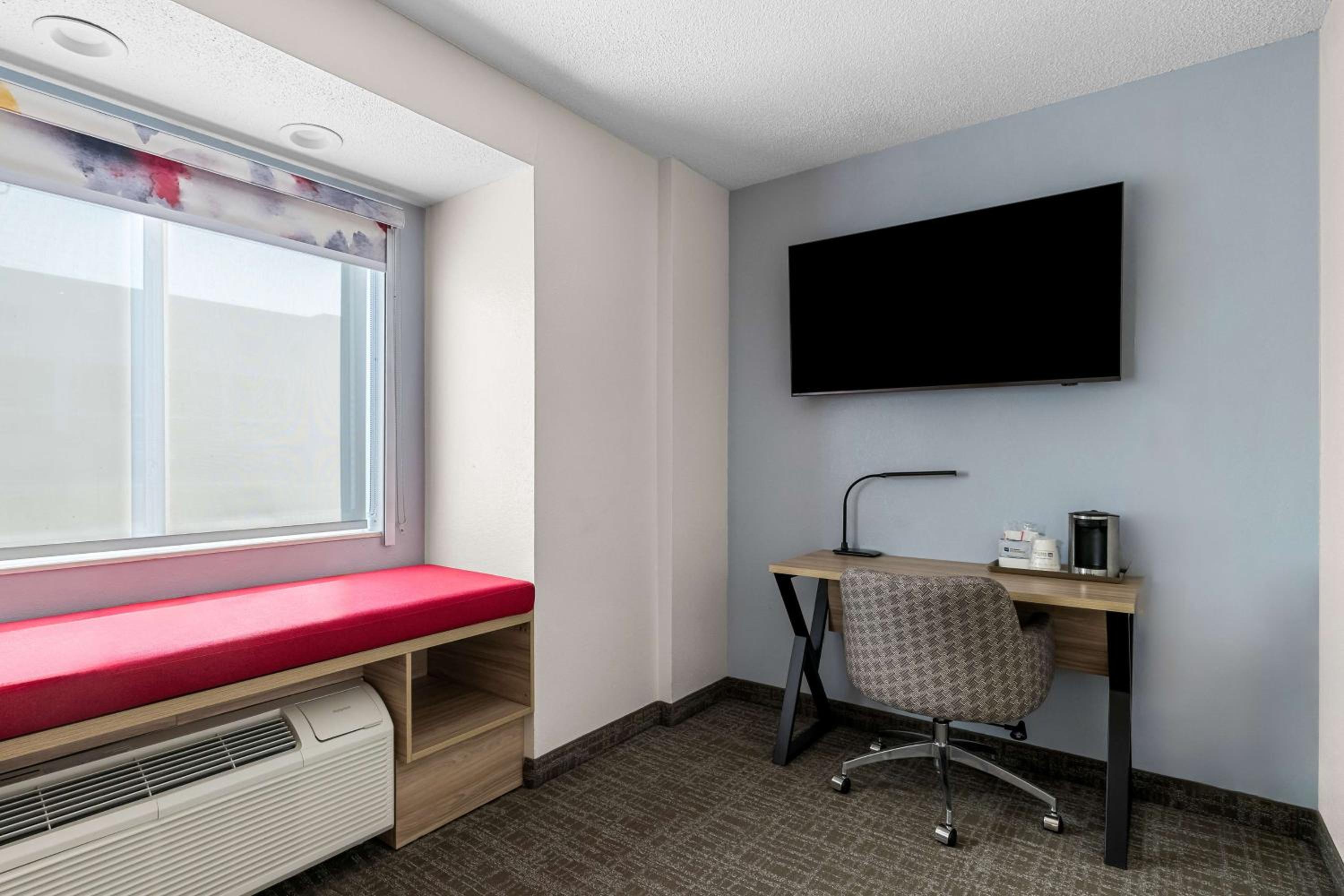 Queen Suite with Sofa Bed - Non-Smoking - Photo 3