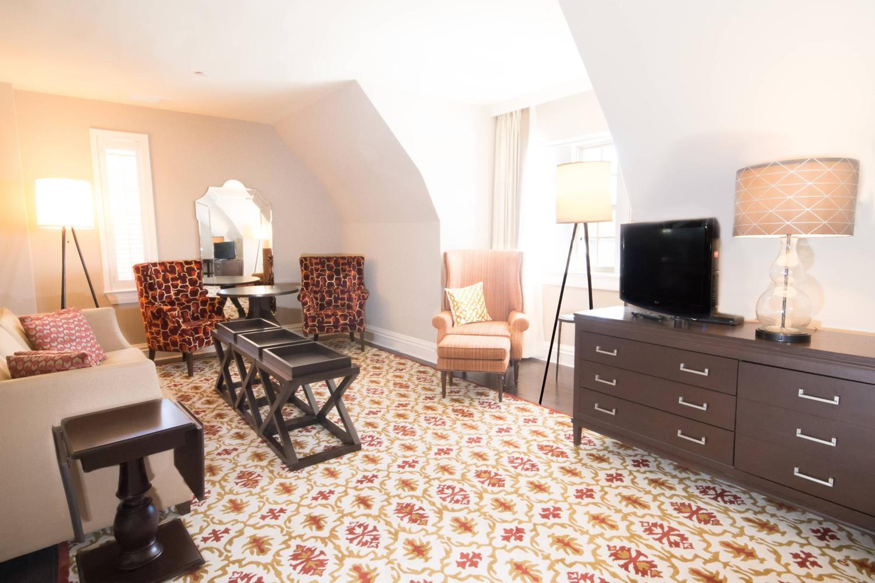 One Bedroom Suite, 1 Bedroom 2 room Suite, 1 King Bed, Sofa bed photo 2