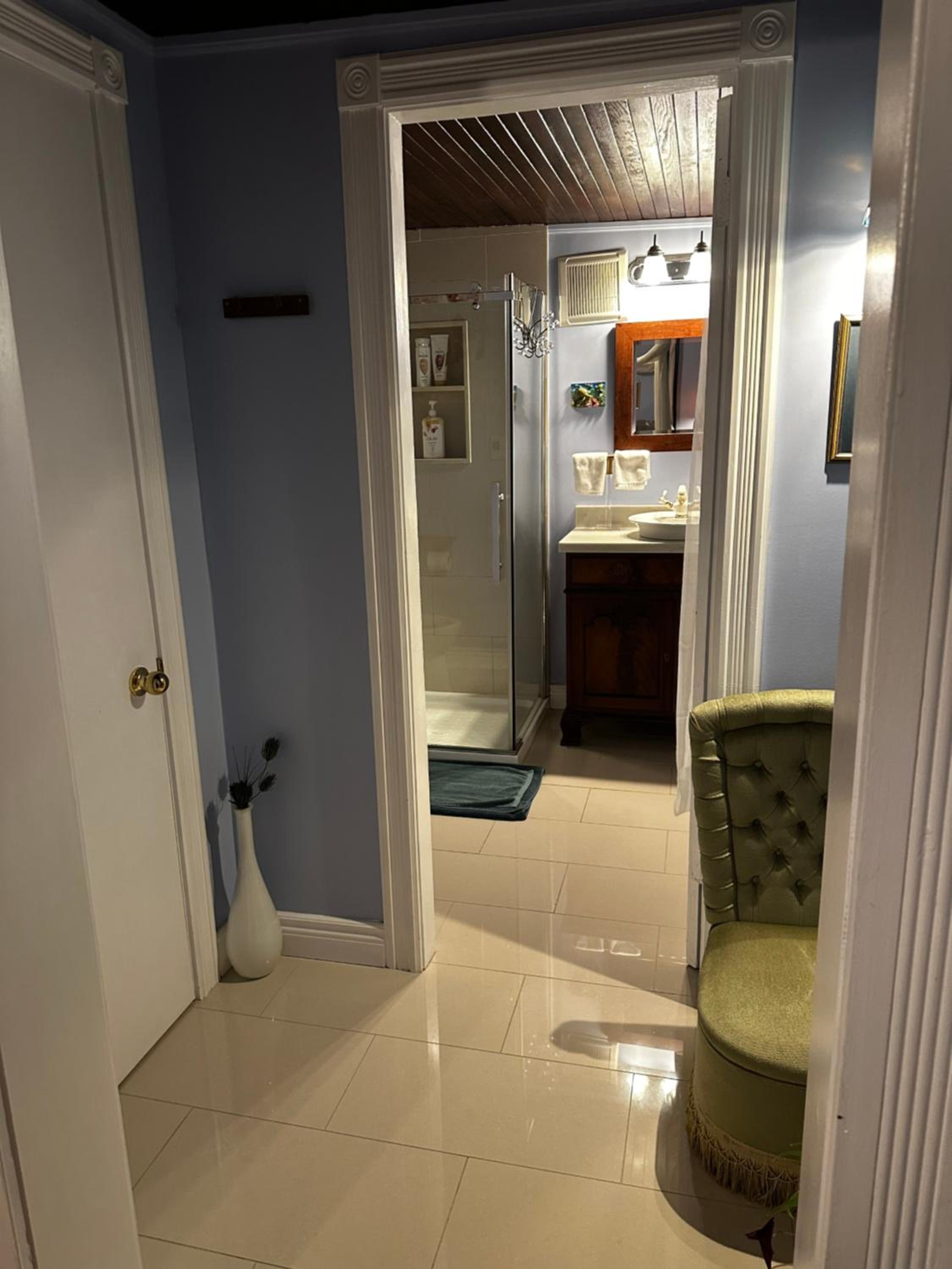 Queen Room photo 2