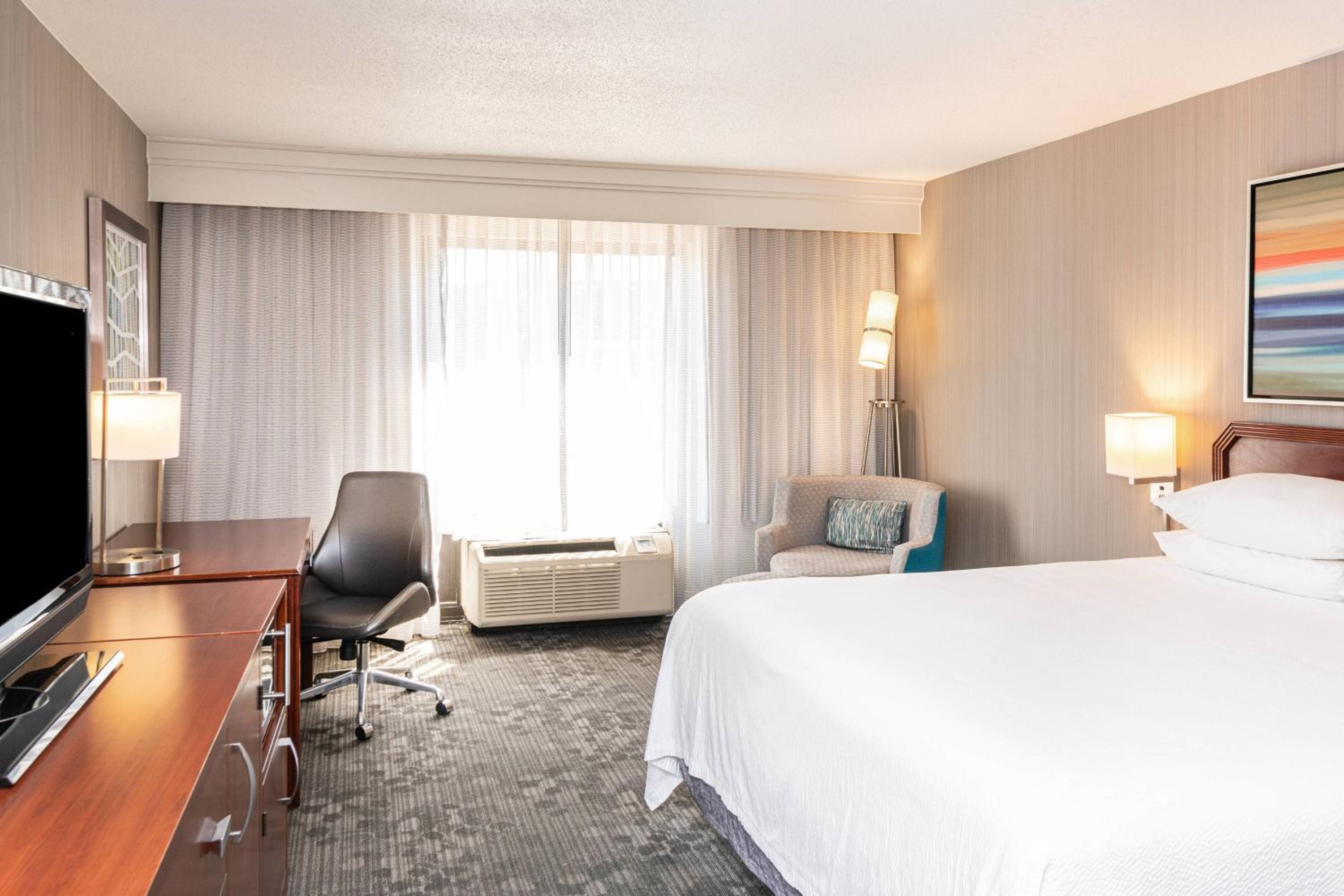 Guest Room, 1 King - Photo 2