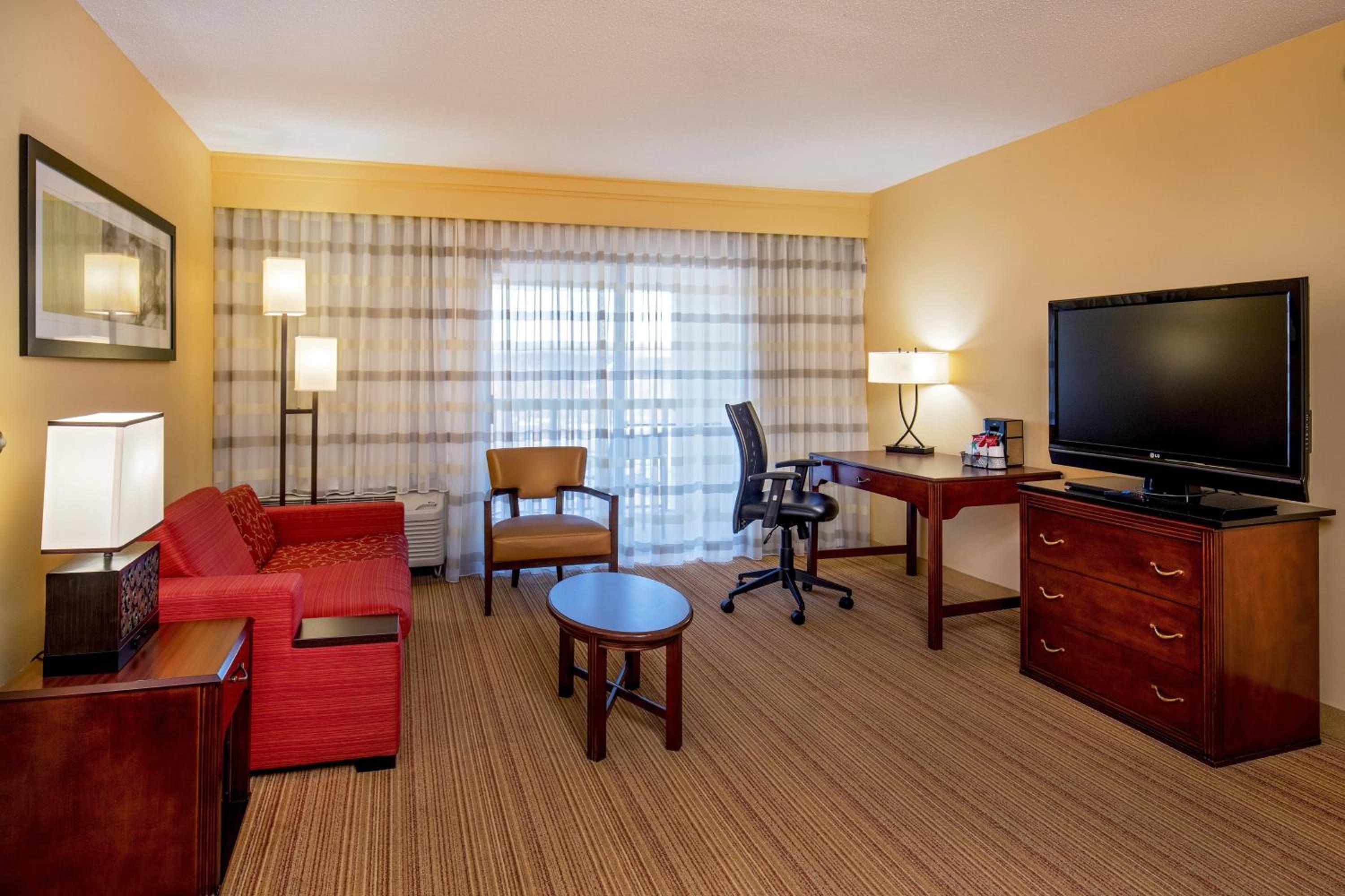 1 Bedroom 2 room Suite, 1 King, Sofa bed - Photo 1