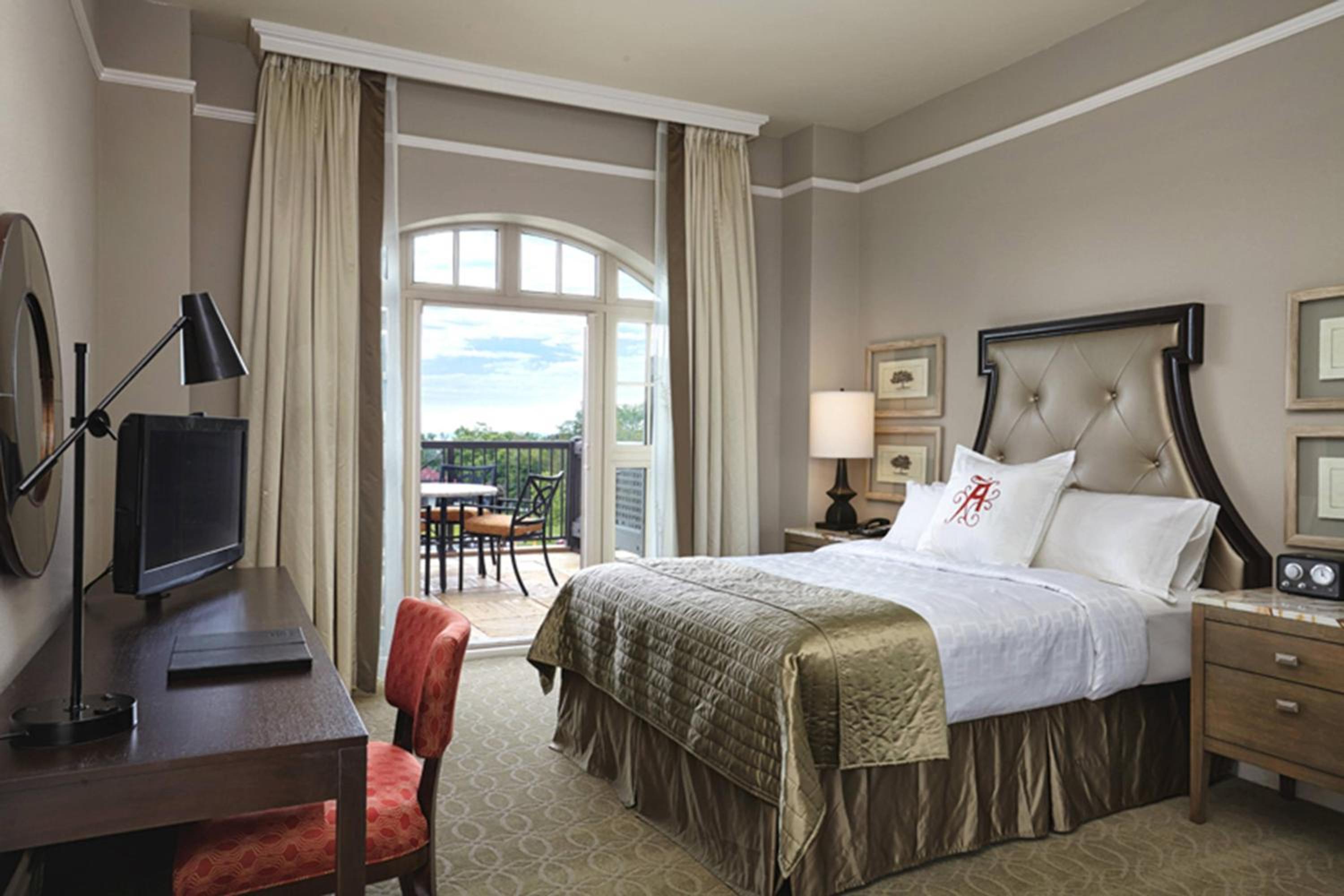 Patio, Guest room, 1 Queen, Garden view, Balcony