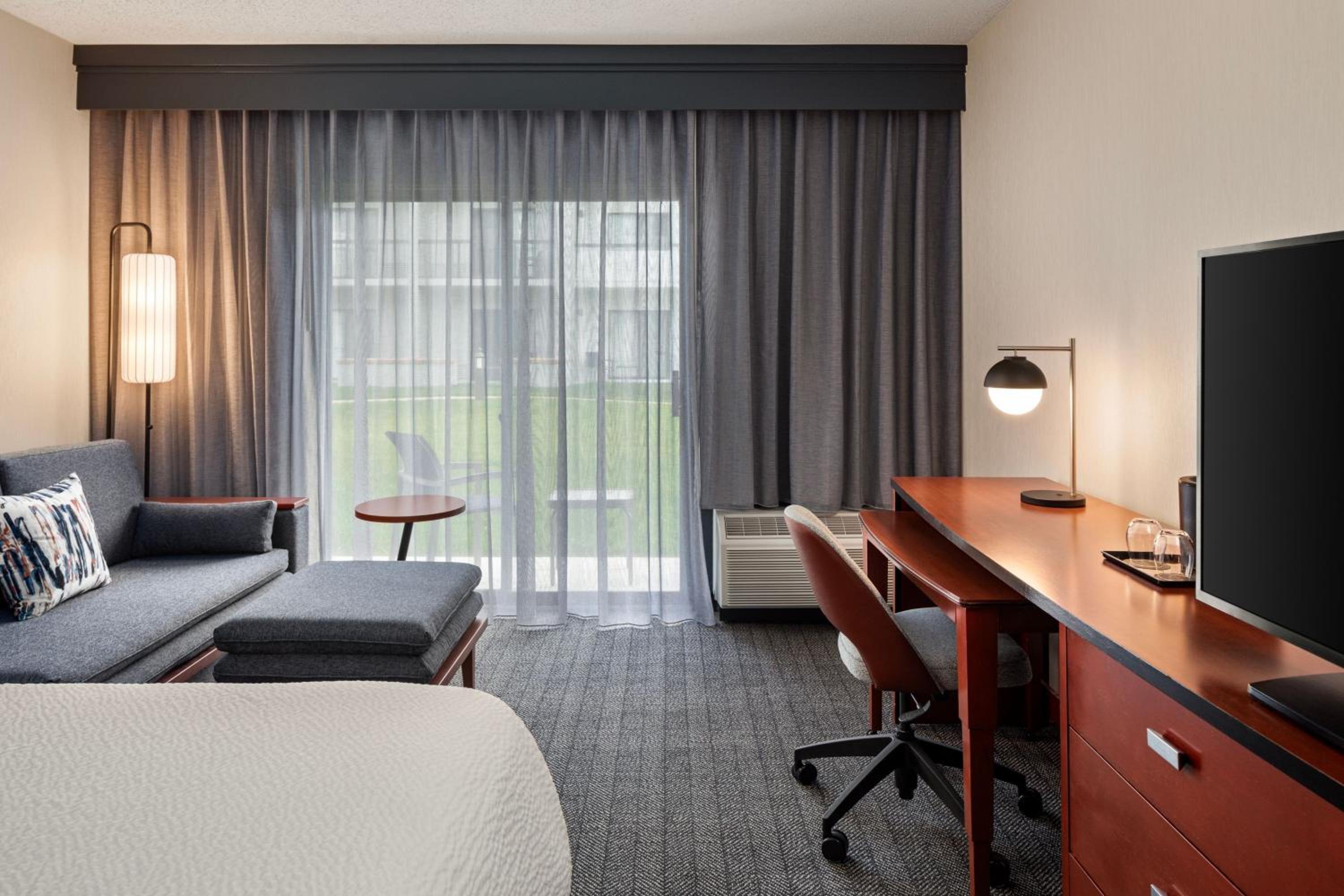 King Room with Sofa Bed - Hearing Accessible - Photo 3