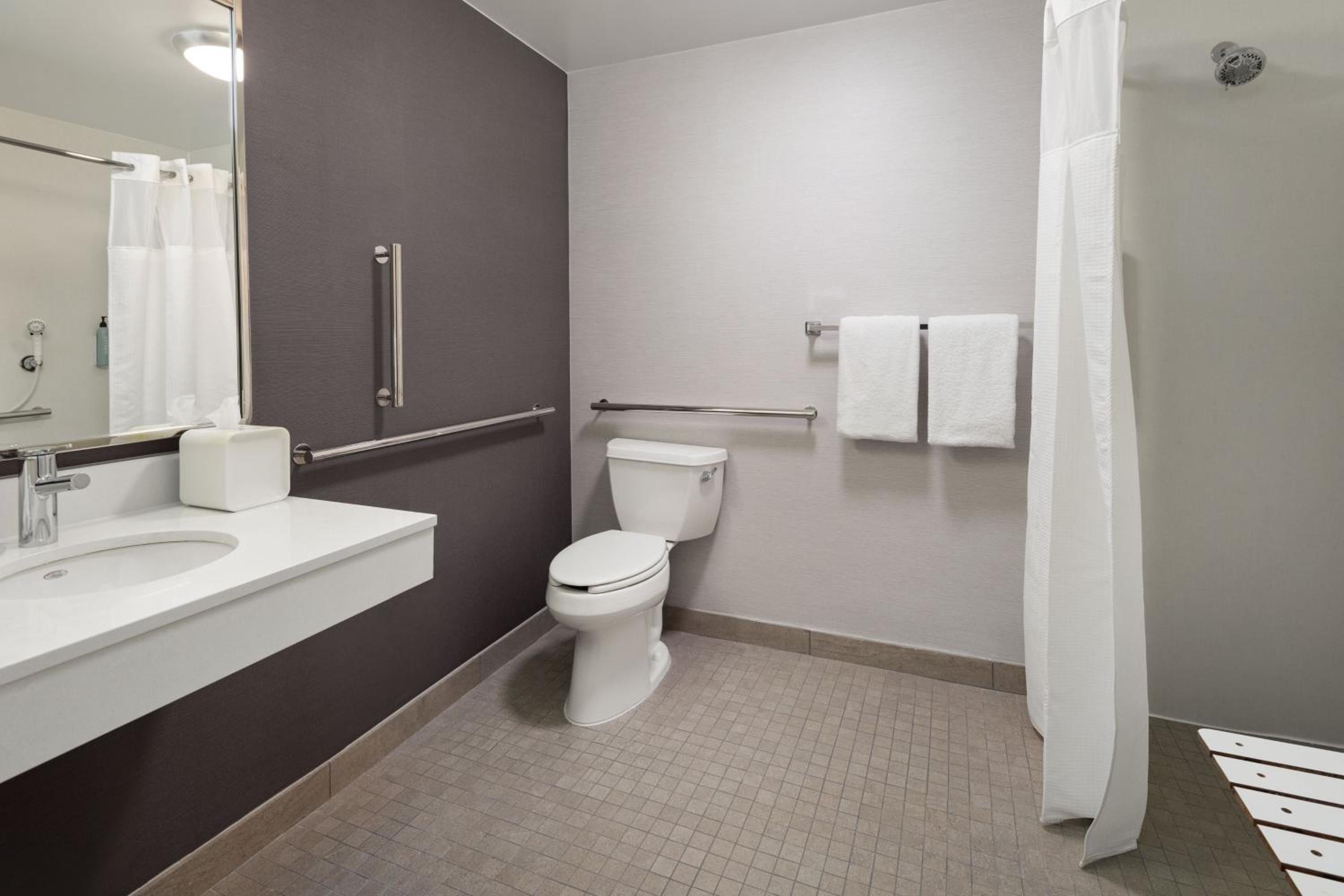 King Room with Sofa Bed - Hearing Accessible - Photo 10