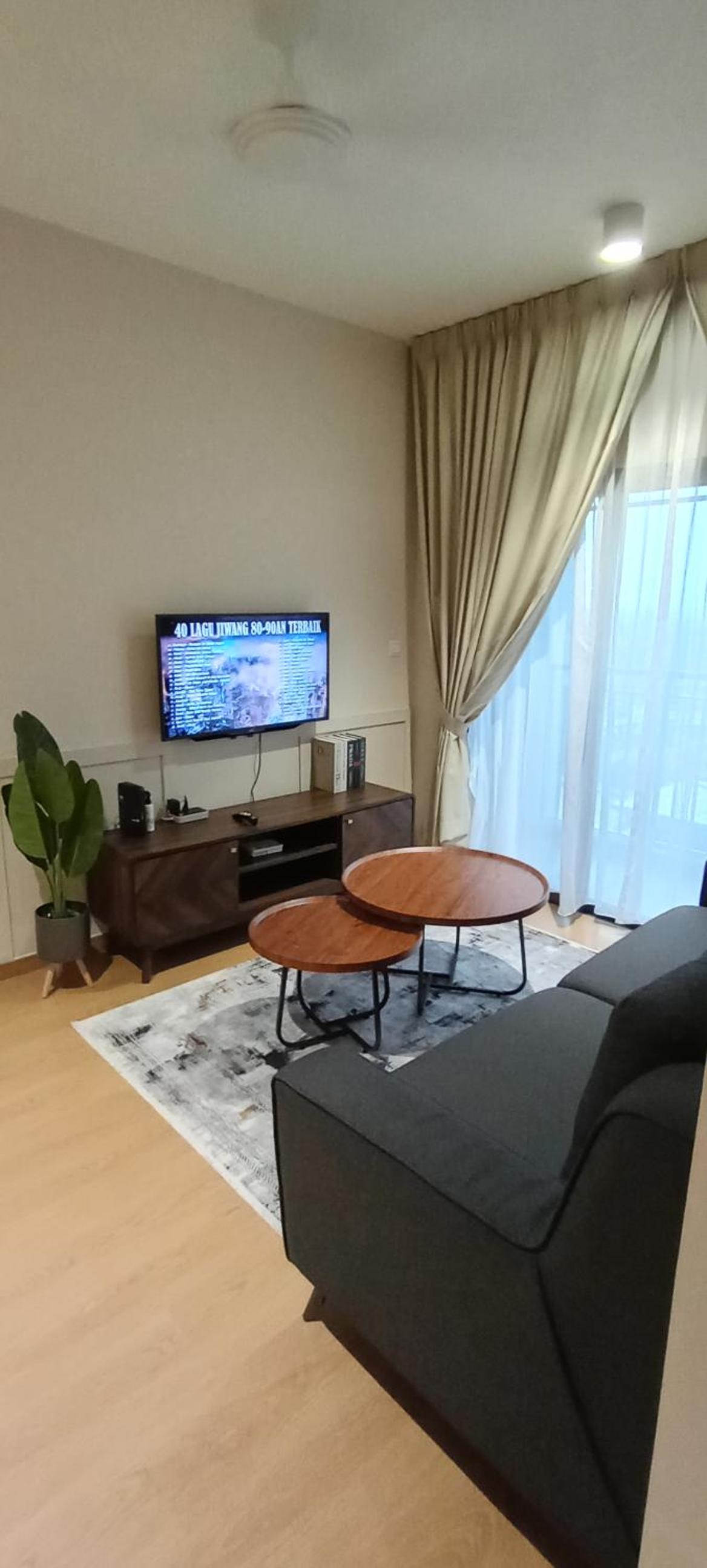 Three-Bedroom Apartment with Balcony photo 2
