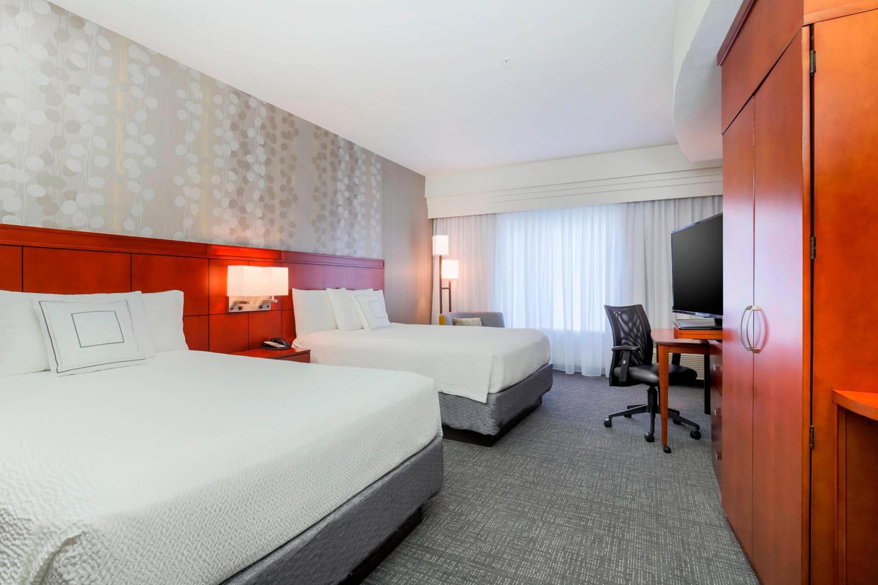 Queen Room with Two Queen Beds - Photo 2