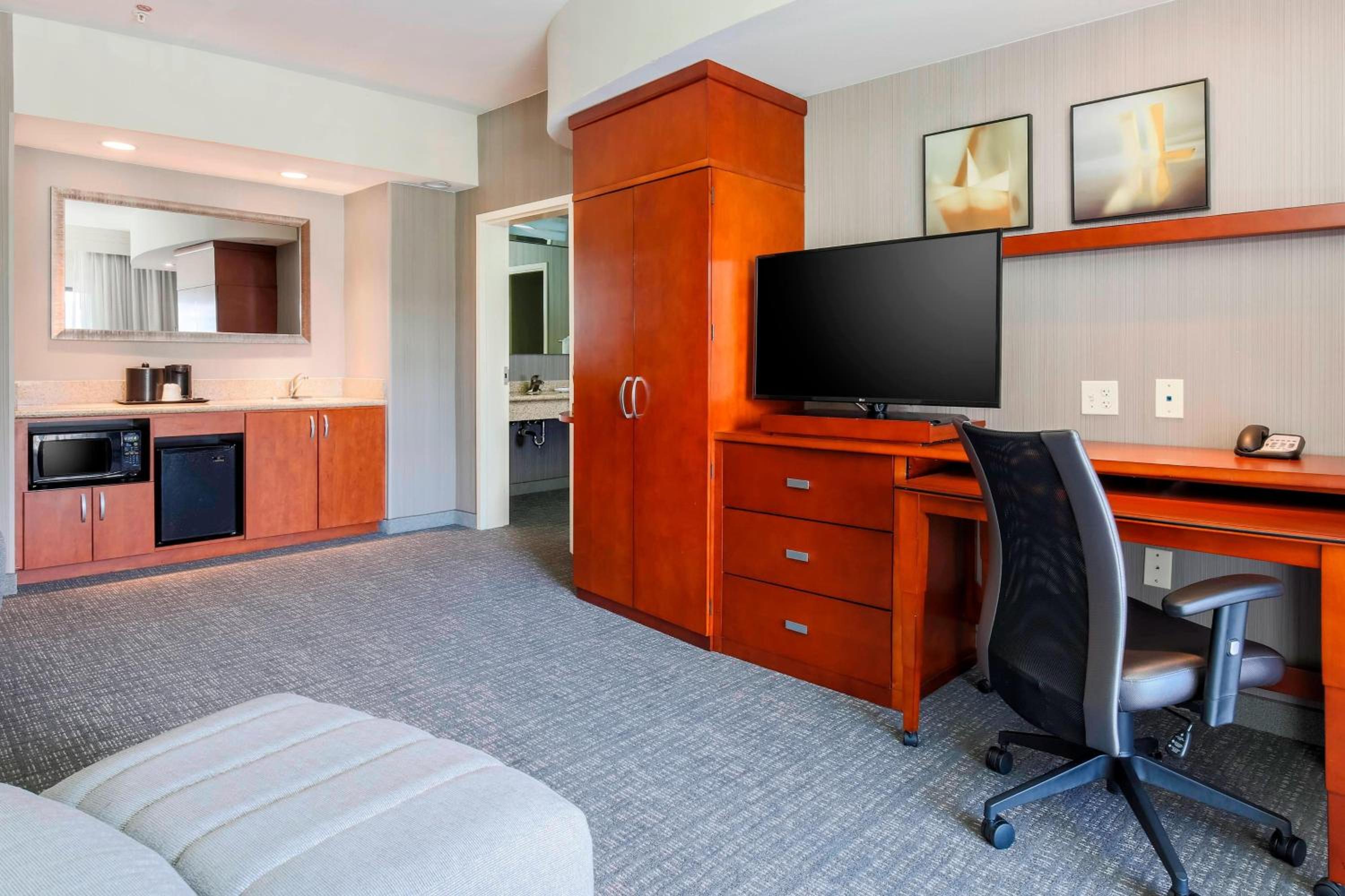1 Bedroom 2 room Suite, 1 King, Sofa bed - Photo 2
