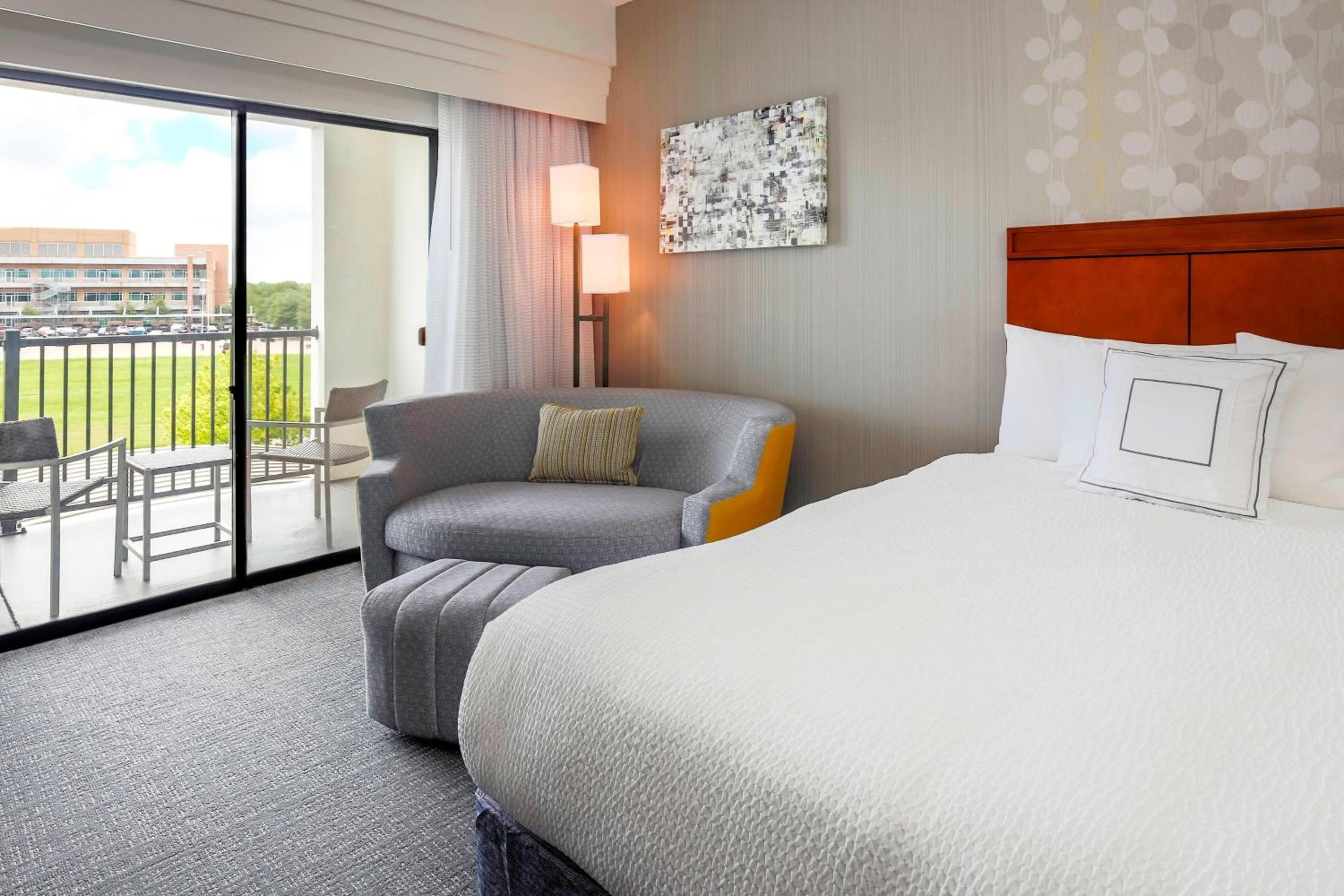 Guest room, 1 King, Balcony - Photo 3