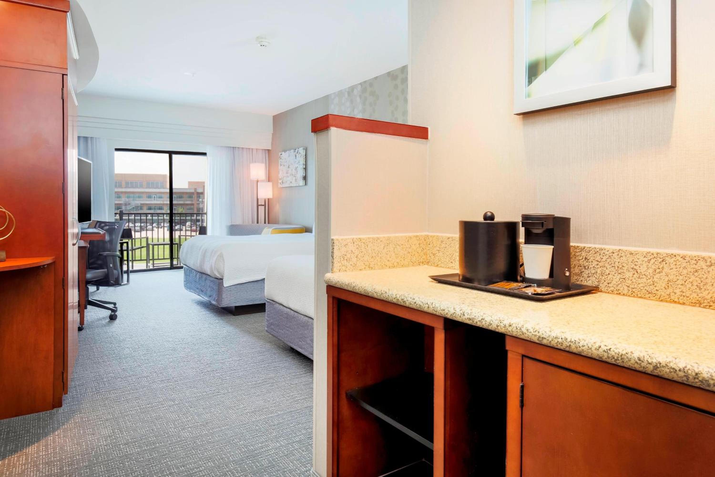 Guest room, 2 Queen, Balcony  - Photo 2