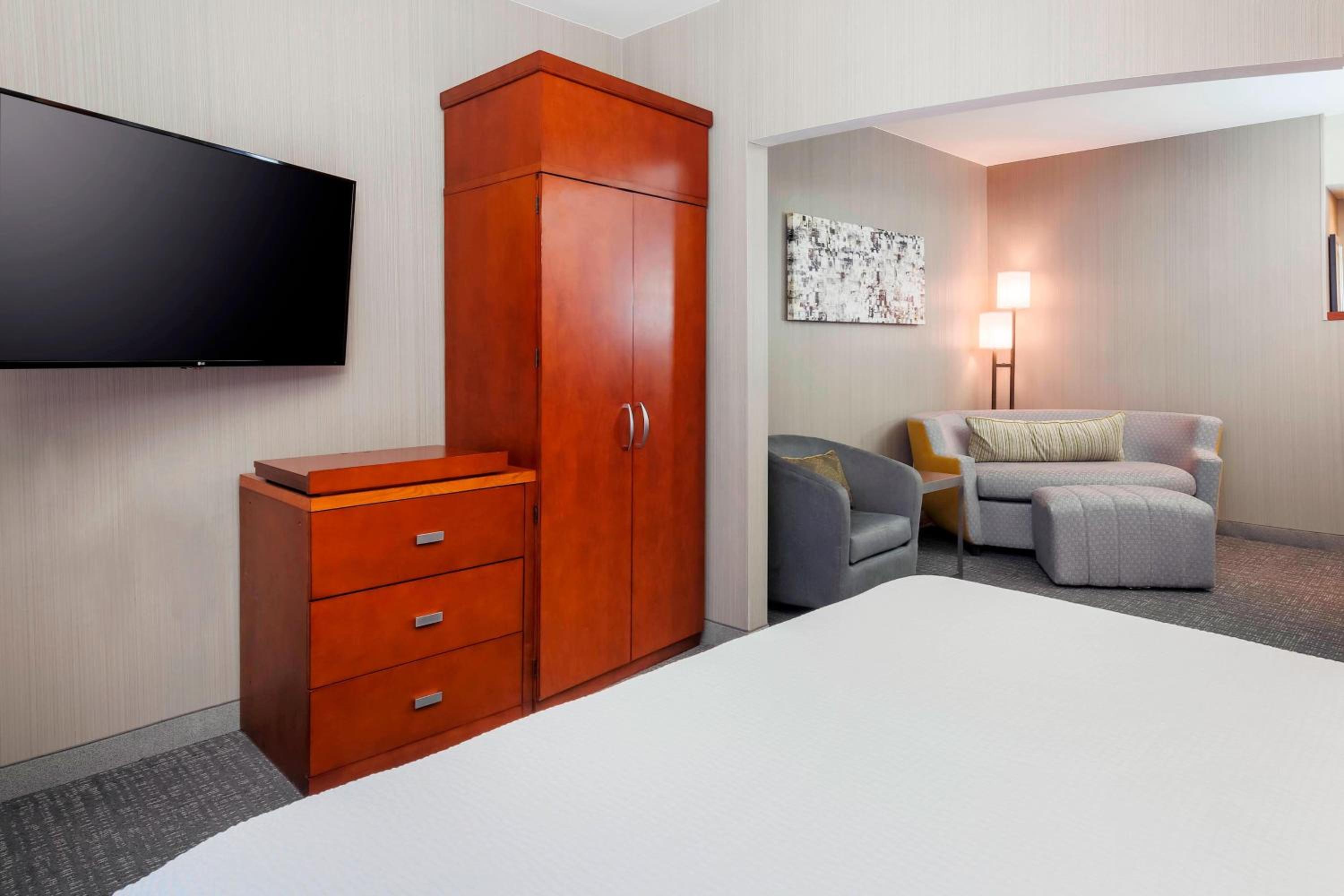 King Room with Sofa Bed - Photo 5