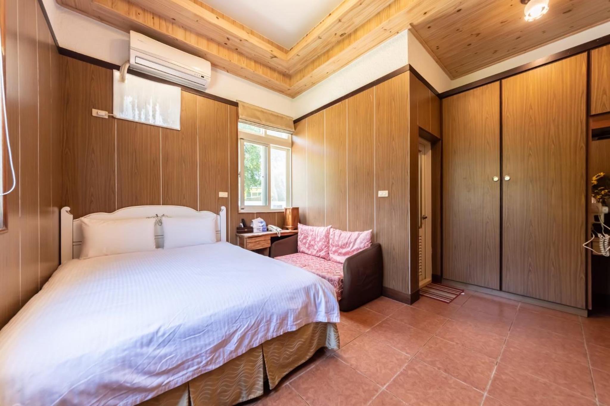 Six-Bedroom House photo 1
