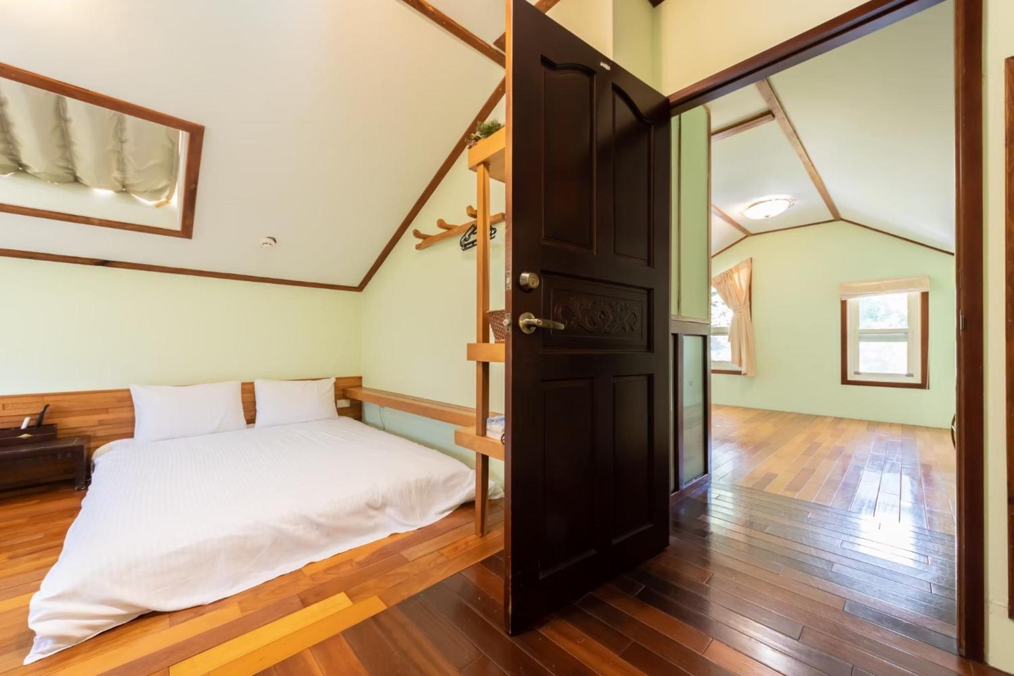 Six-Bedroom House photo 3