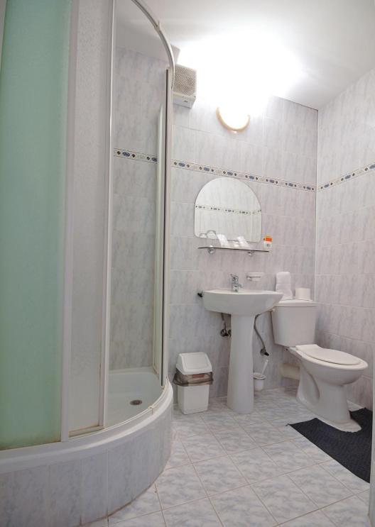 Standard Double or Twin Room - Photo 5