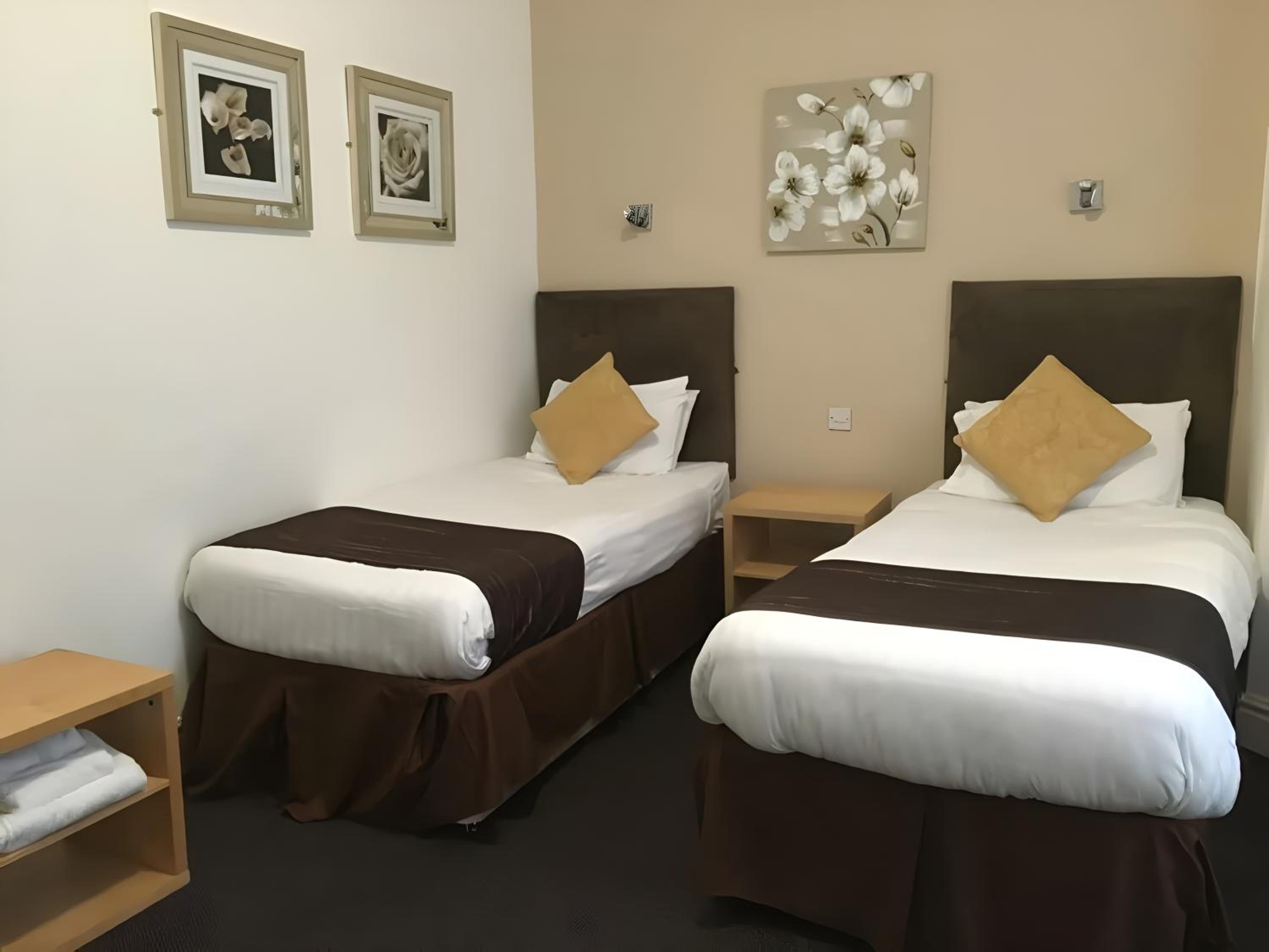 Twin Room with Private Bathroom - Photo 3